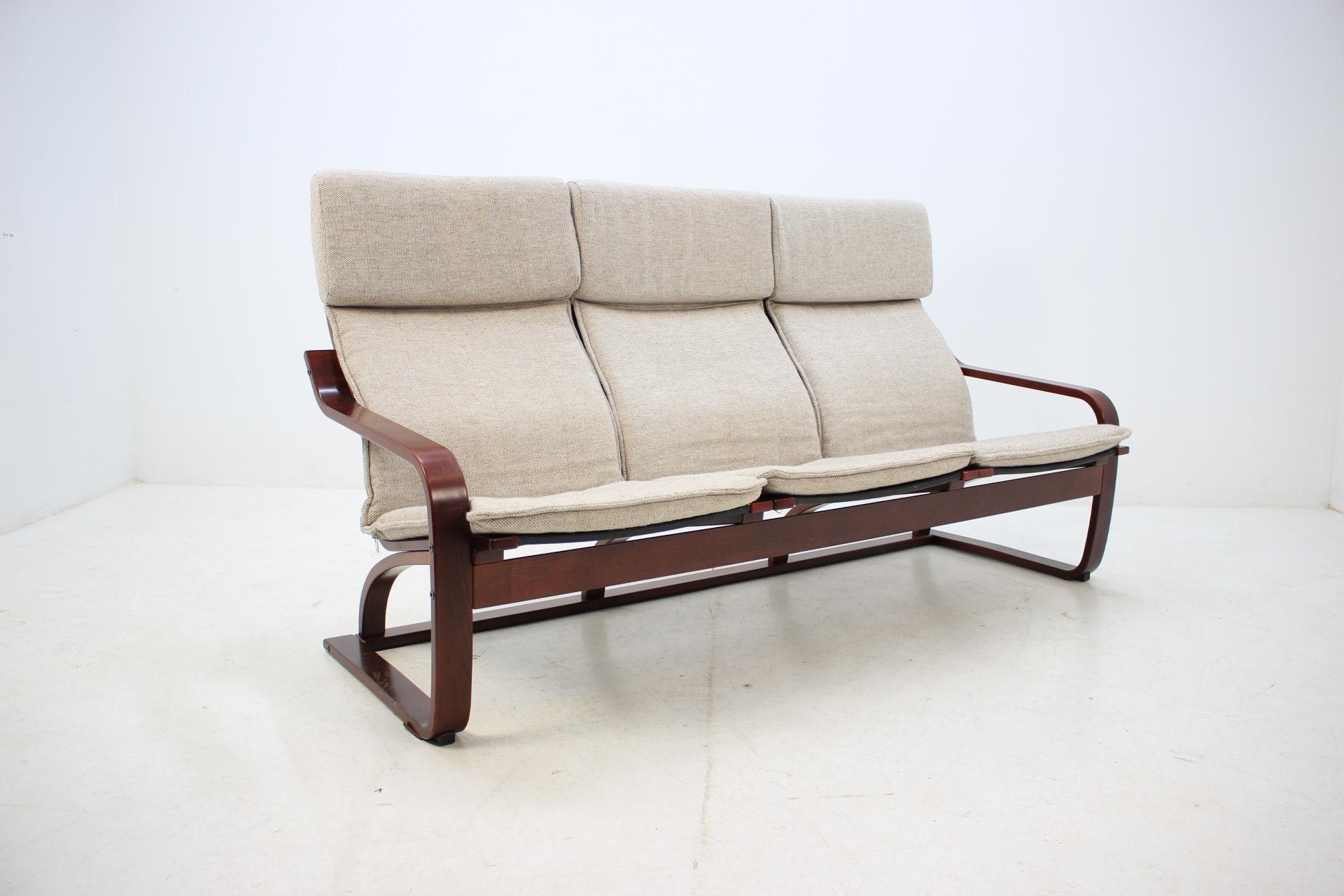 1980 Bentwood Three-Seat Sofa, Ton Czechoslovakia (Moderne der Mitte des Jahrhunderts)