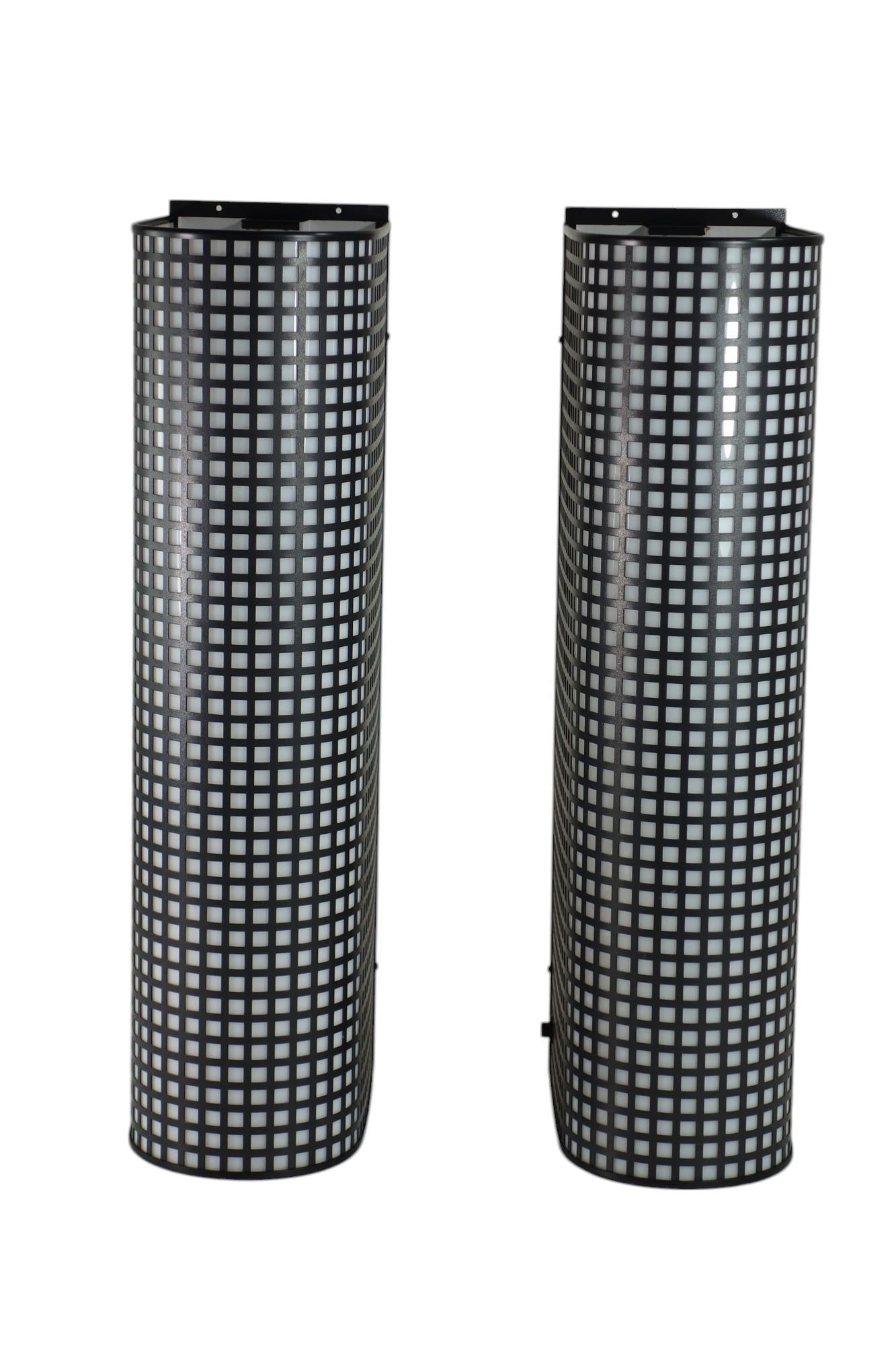 Paar postmoderne Wandleuchter
prod. Bieffeplast
Italien, 1980

Schwarzer Metallschliff und weißes gebogenes Plexiglas
Schwarzer und weißer Metallwandrahmen
Sie arbeiten mit einem Neonlicht.
Perfektes Funktionieren
Ausgezeichnete Beschaffenheit

