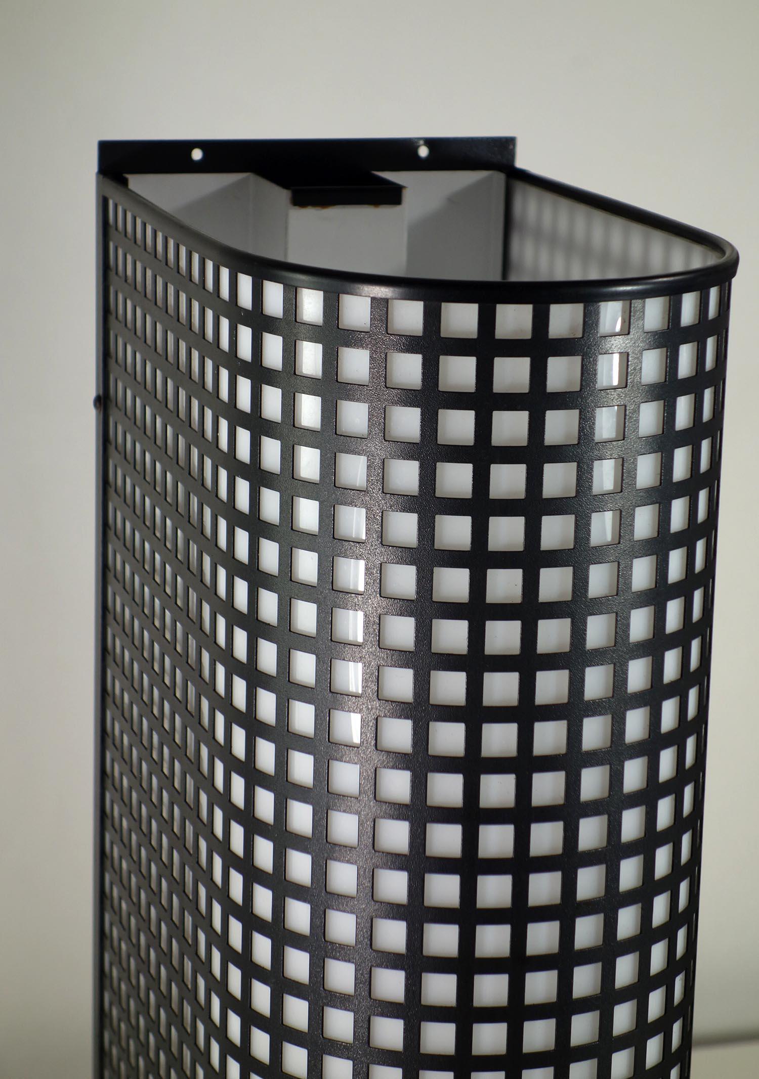 1980 Bieffeplast Postmoderne italienische Schwarz-Weiß-Wandleuchter im italienischen Design (Italienisch) im Angebot
