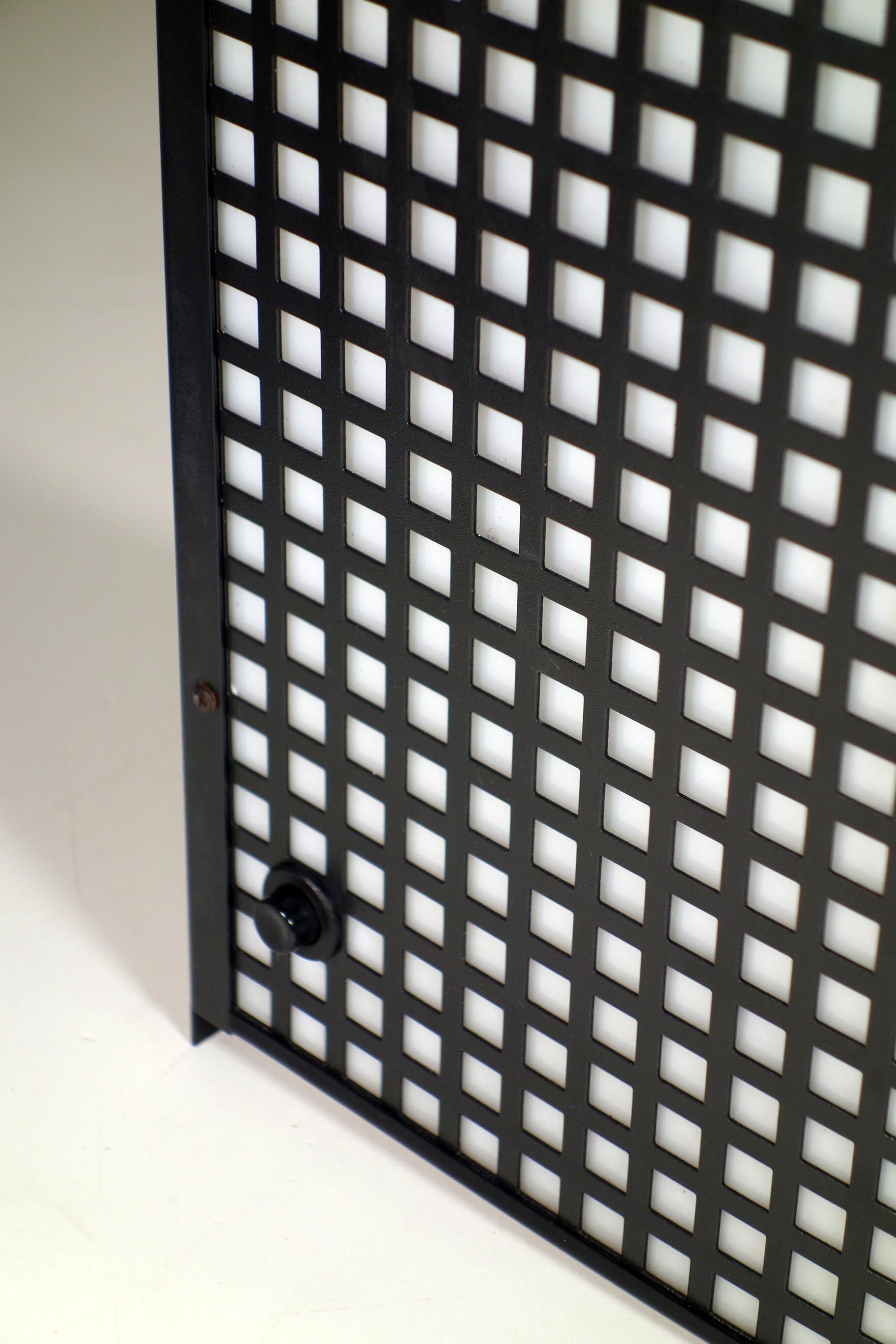 1980 Bieffeplast Postmoderne italienische Schwarz-Weiß-Wandleuchter im italienischen Design im Zustand „Hervorragend“ im Angebot in Brescia, IT