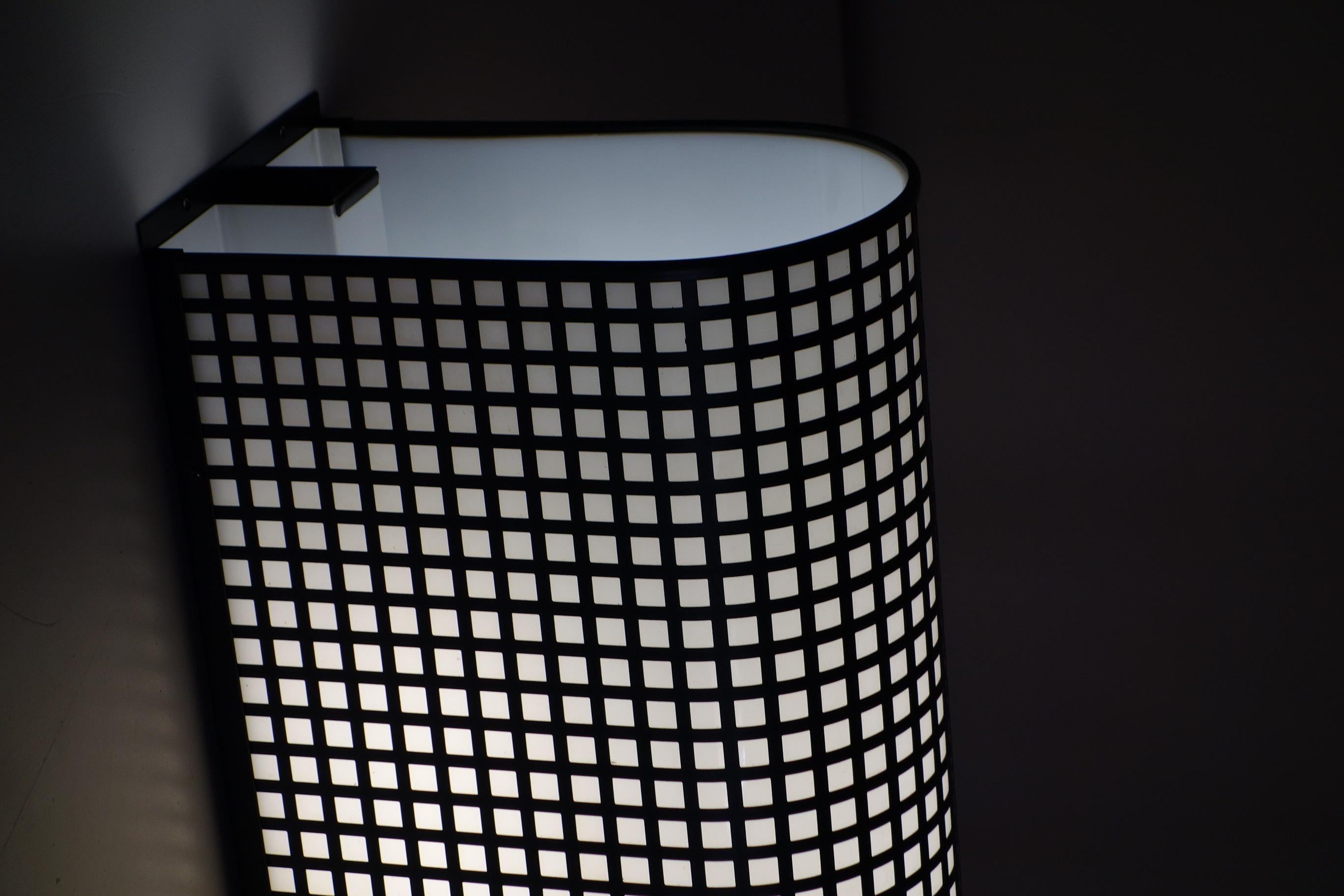 1980 Bieffeplast Postmoderne italienische Schwarz-Weiß-Wandleuchter im italienischen Design (Metall) im Angebot