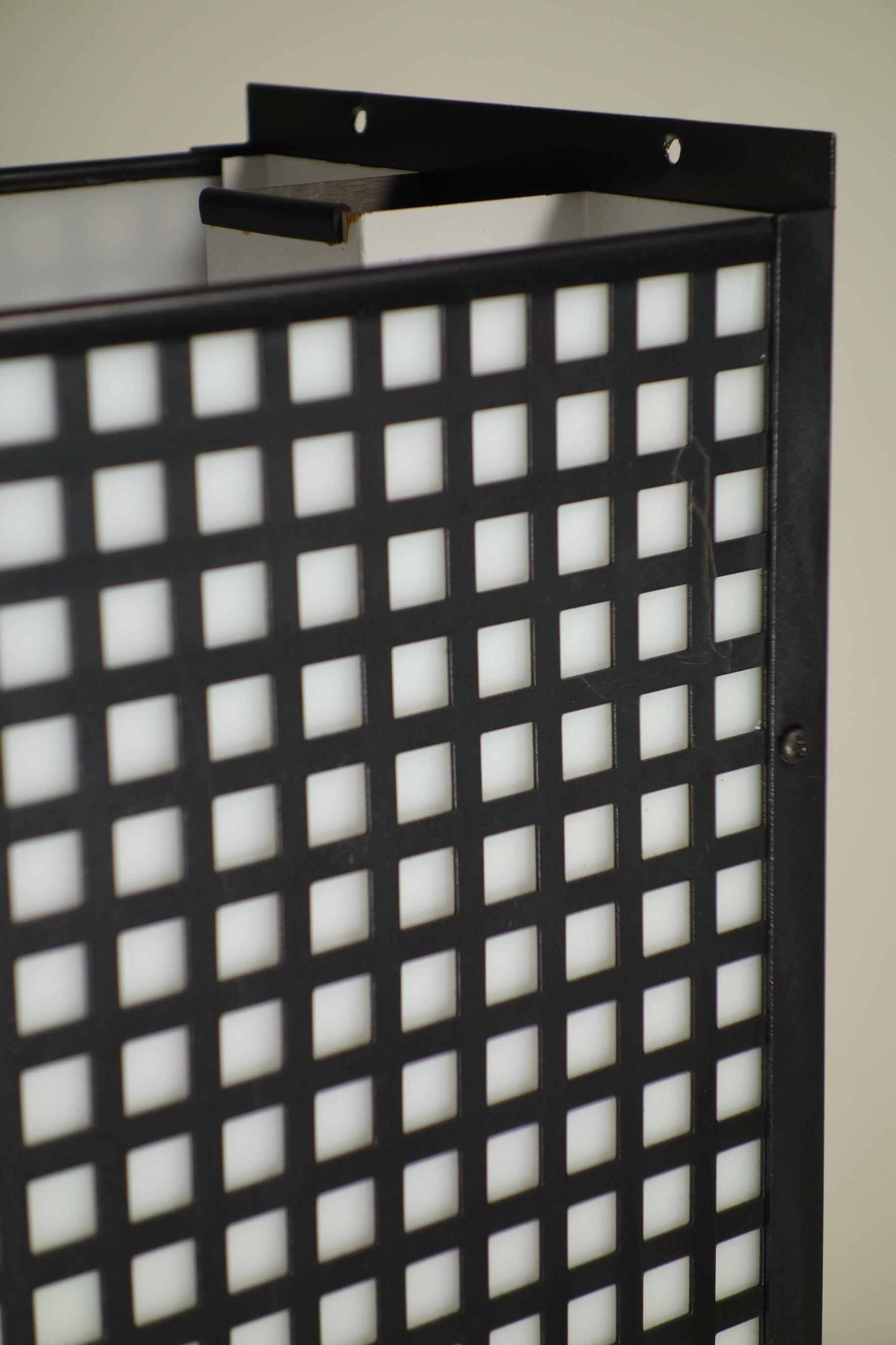 1980 Bieffeplast Postmoderne italienische Schwarz-Weiß-Wandleuchter im italienischen Design im Angebot 2