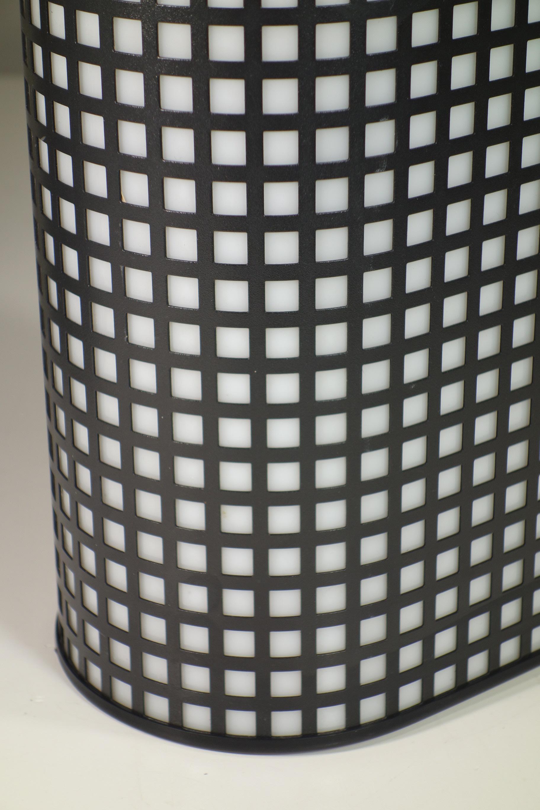 1980 Bieffeplast Postmoderne italienische Schwarz-Weiß-Wandleuchter im italienischen Design im Angebot 3