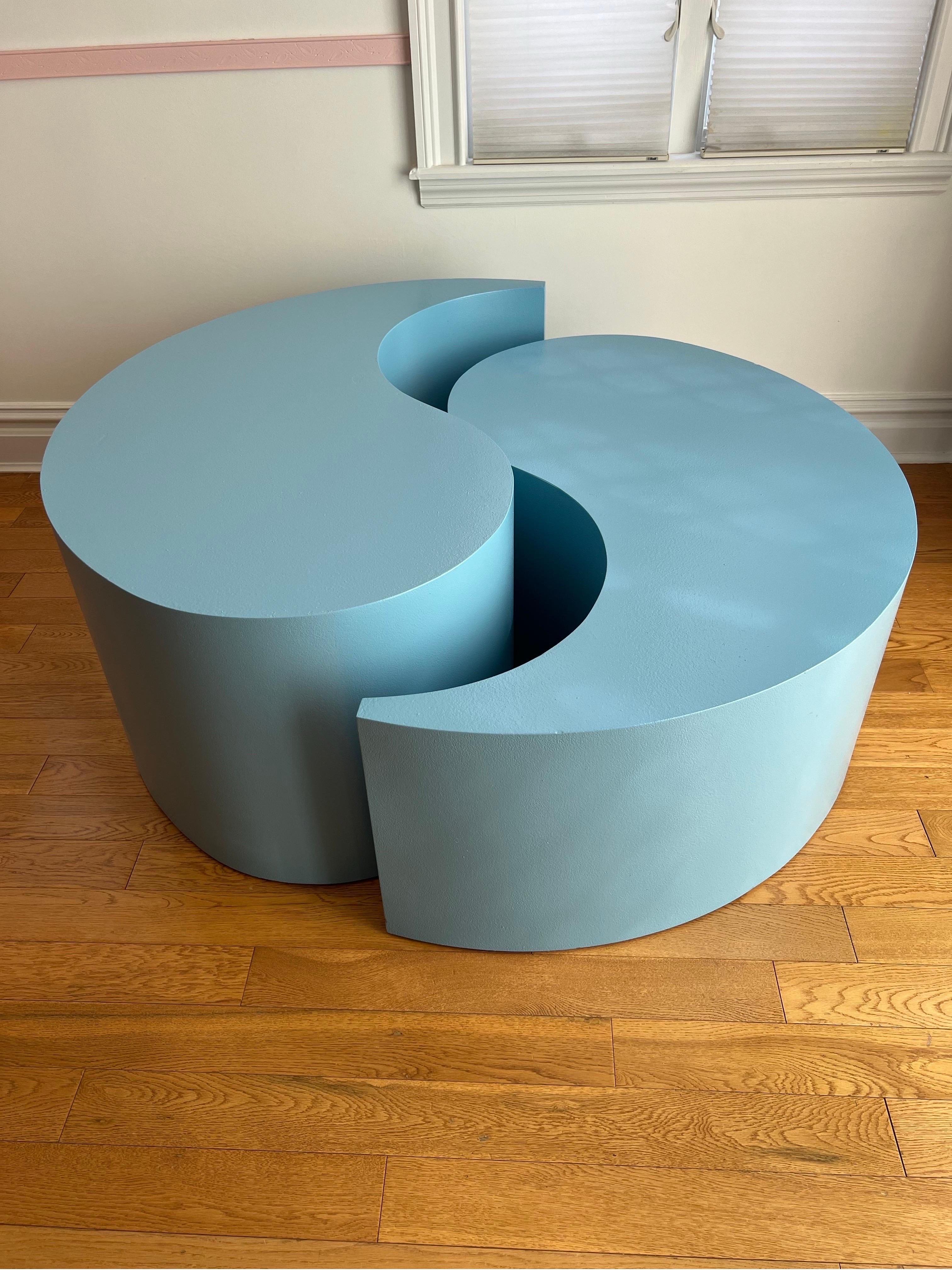 Einzigartiger Tisch in der Form von Ying und Yang - Sonderanfertigung aus dem Jahr 1980. Einfache Konfigurationen für jeden Raum im Wohn- oder Arbeitszimmer

Größere Größe: 18,25 H 27D
Kürzere Größe: 15,5 H 22D 