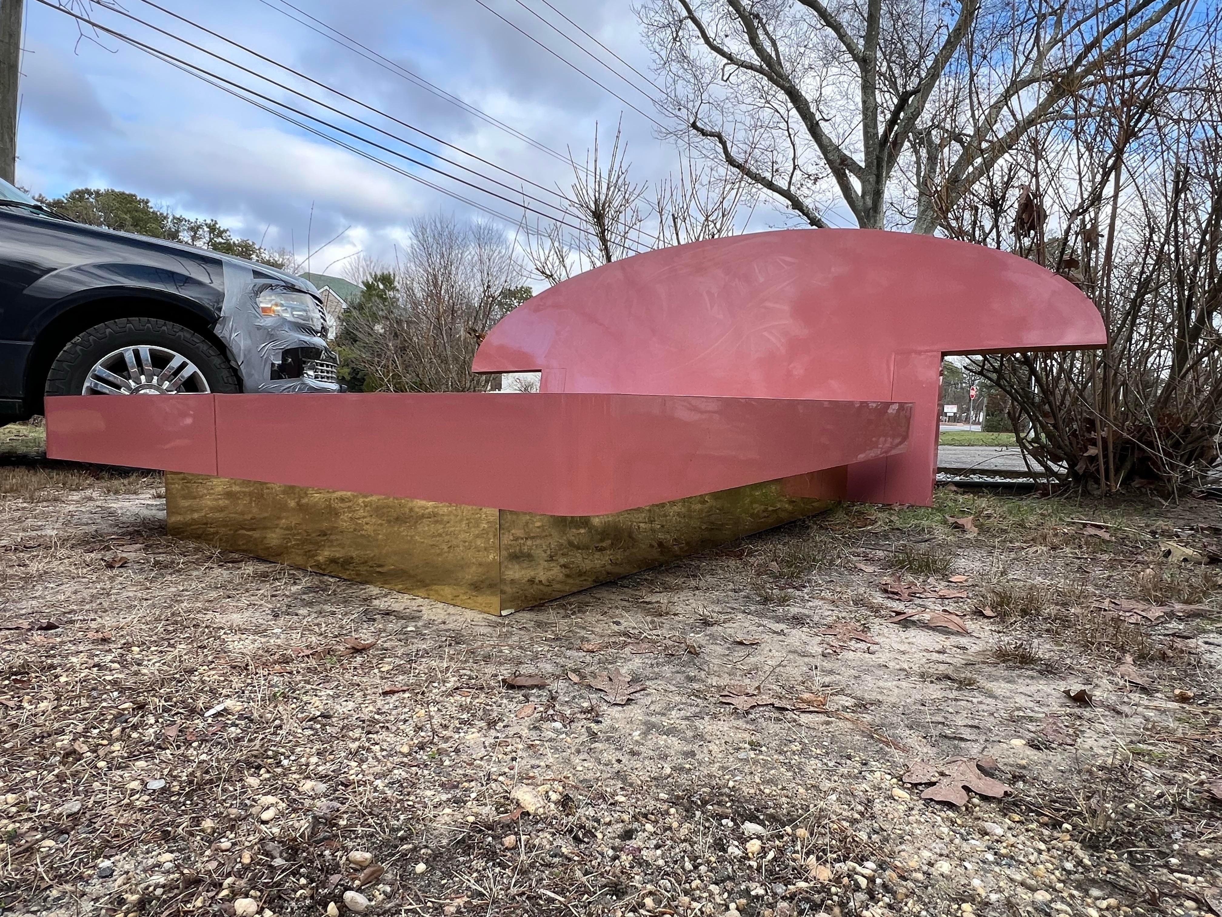 1980 Mauve Pink King Kopfteil mit schwebender Plattform

Die untere Plattform ist mit Messinglaminat bedeckt

Kopfteil
120,5 breit 3 tief 46 hoch

Plattform
81 lang 79 breit 15,5 hoch