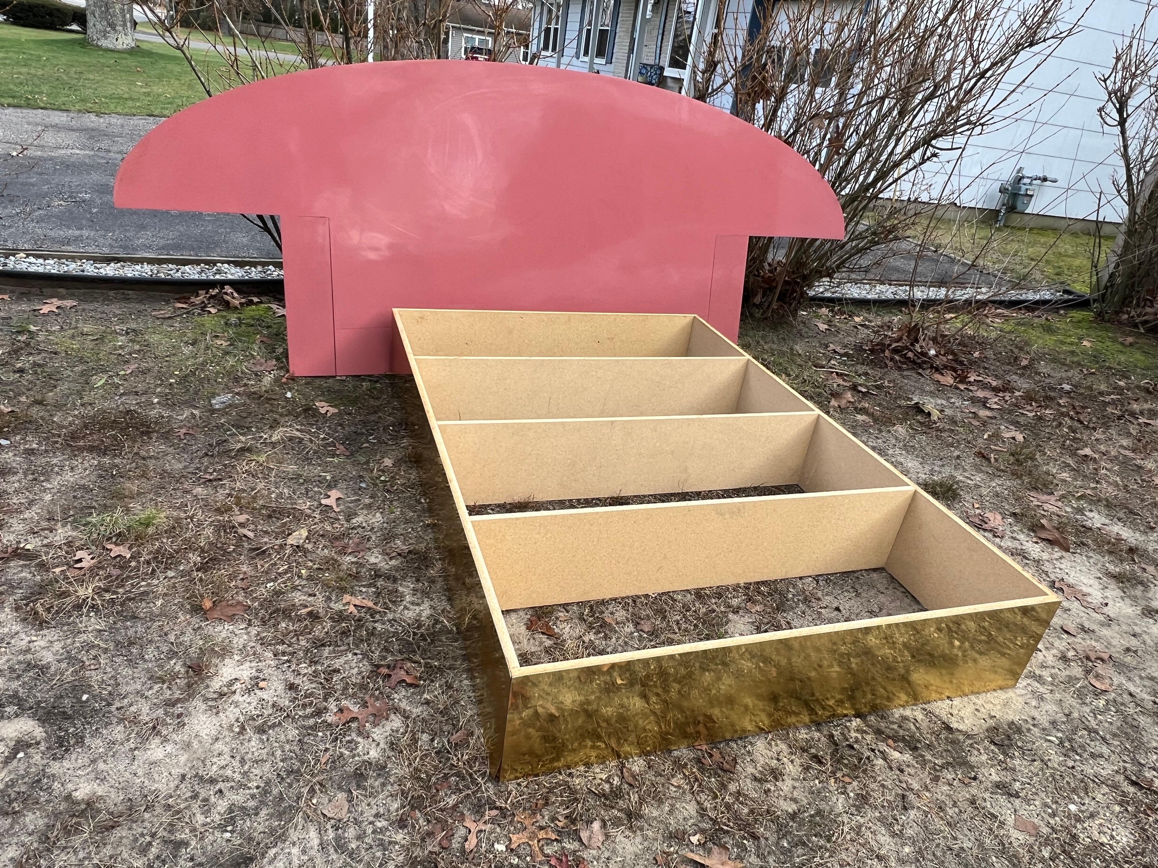1980 Blush Pink Laminated King Size Headboard Floating Platform In Good Condition For Sale In Staten Island, NY