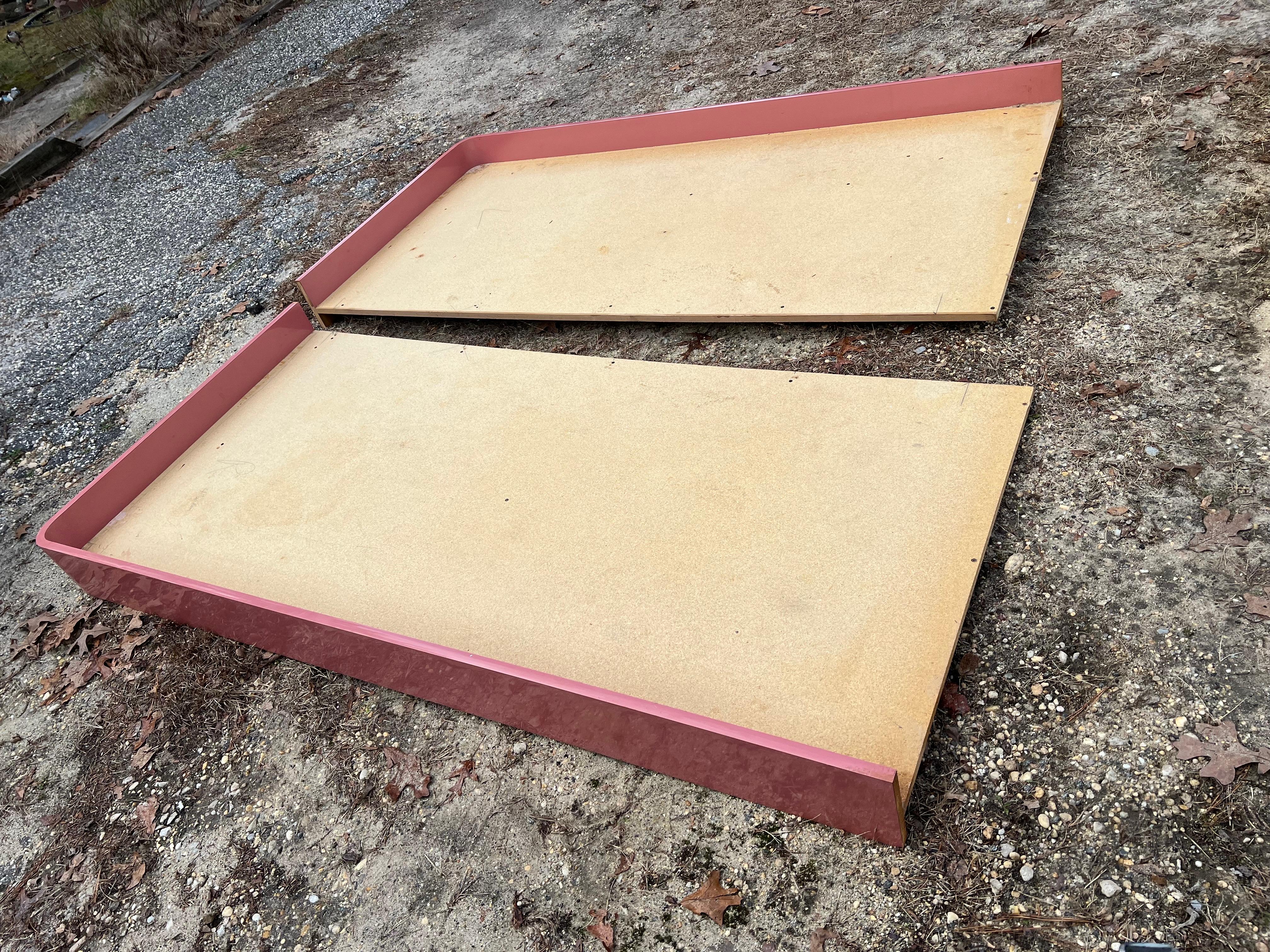 Late 20th Century 1980 Blush Pink Laminated King Size Headboard Floating Platform For Sale