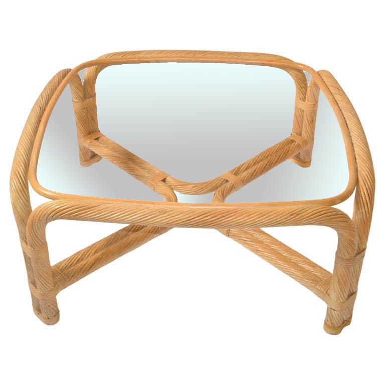 Table basse en rotin de Bohème avec plateau en verre, fabriquée à la main aux Philippines à la fin du 20e siècle. 
Il existe en finition blanchie et en finition blanchie à la chaux. Idéal pour tout décor tropical.
Un design iconique qui apporte des