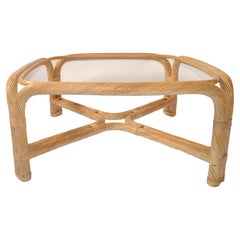 1980 Tavolino quadrato in vetro scultoreo in rattan Bohemien Pencil Reed Whitewash