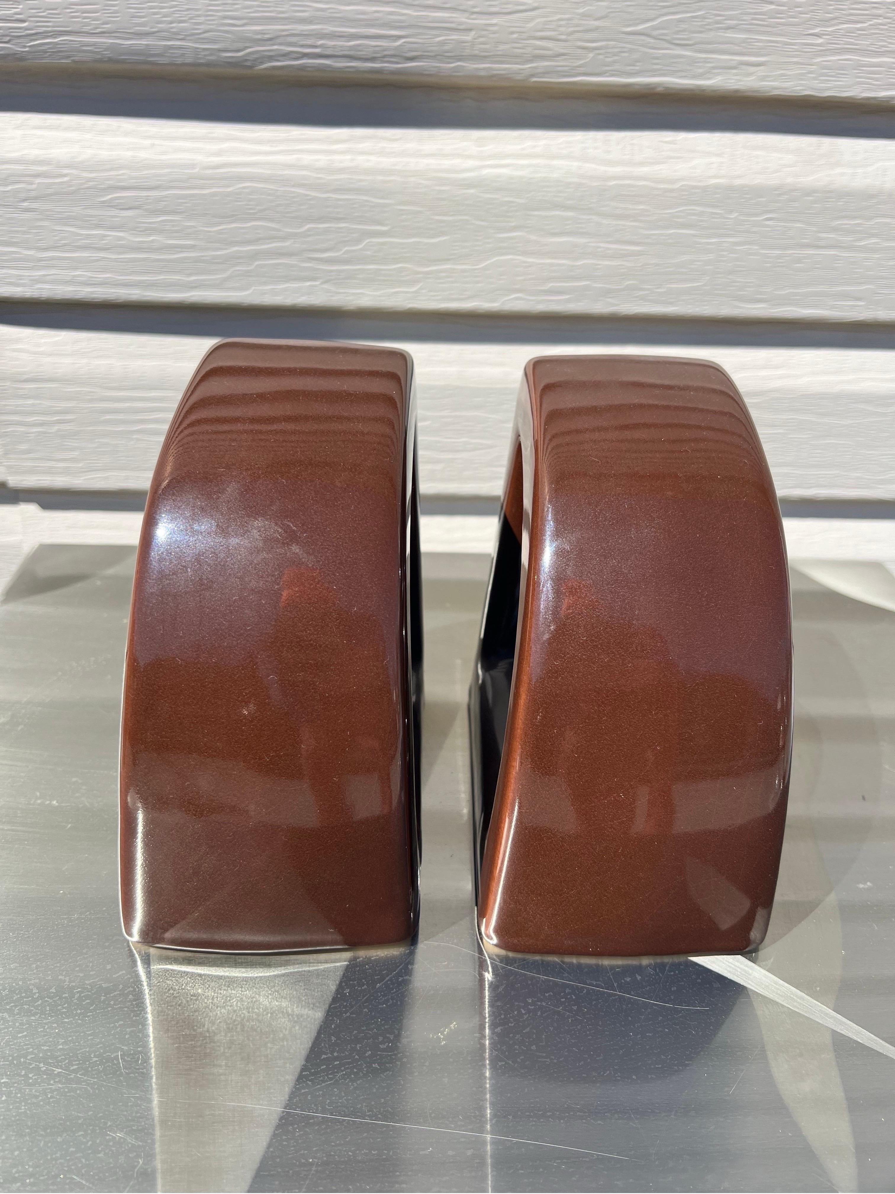 1980 Haeger Keramische braune Buchstützen - ein Paar

Perfekt für Ihr Büro oder als dekoratives Element überall in Ihrem Raum