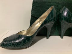 1980 Bruno Magli Grüne Alligator Peep Toe Pumps & Coordinating Lizard Clutch