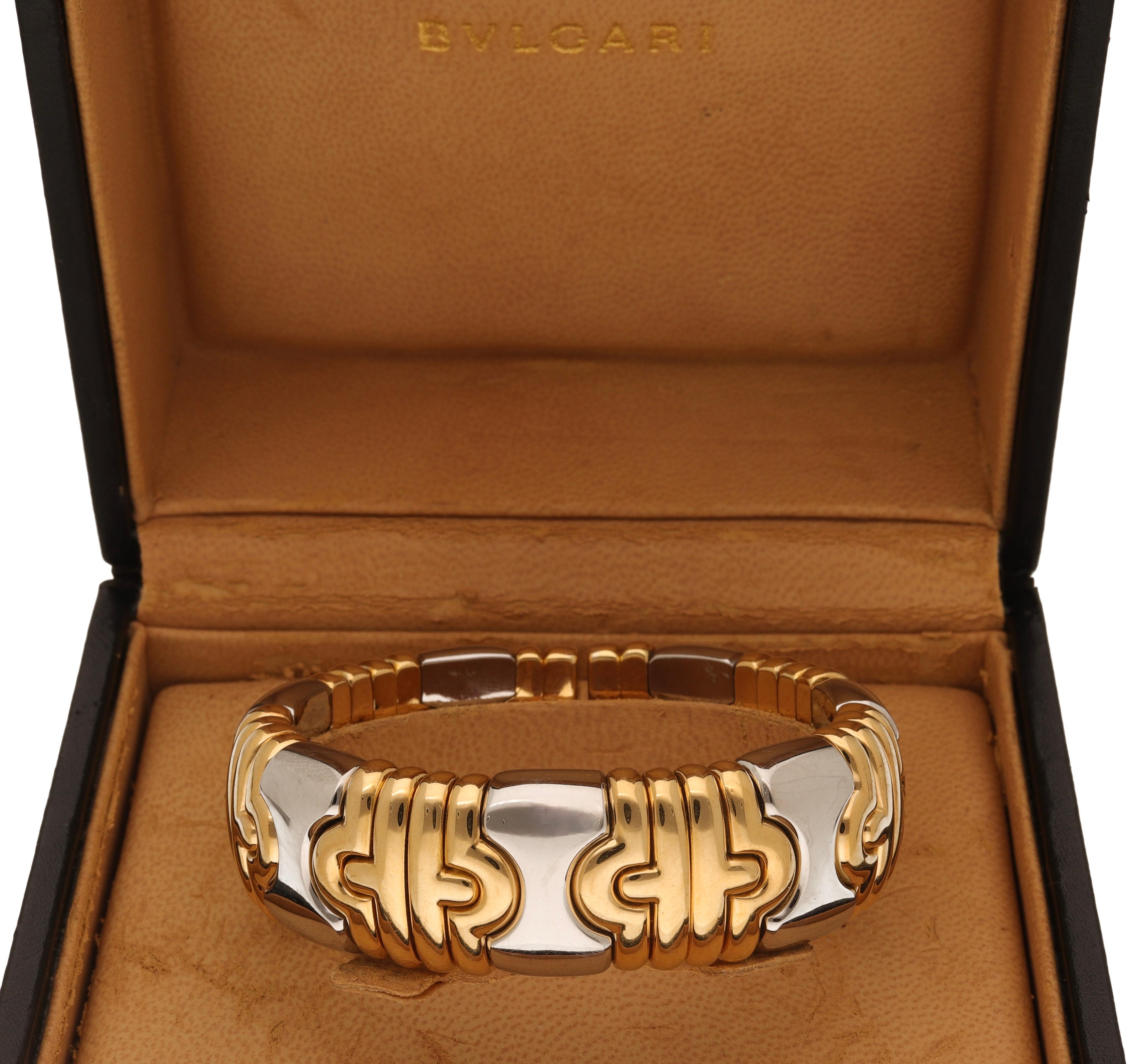 18 kt. yellow gold and steel bangle.
This iconic design signed by Bulgari is perfect to light up your style.
This bangle is open, so it can fit easily different wrist.
Born from the eternity of Rome’s architecture, the design of the Parentesi