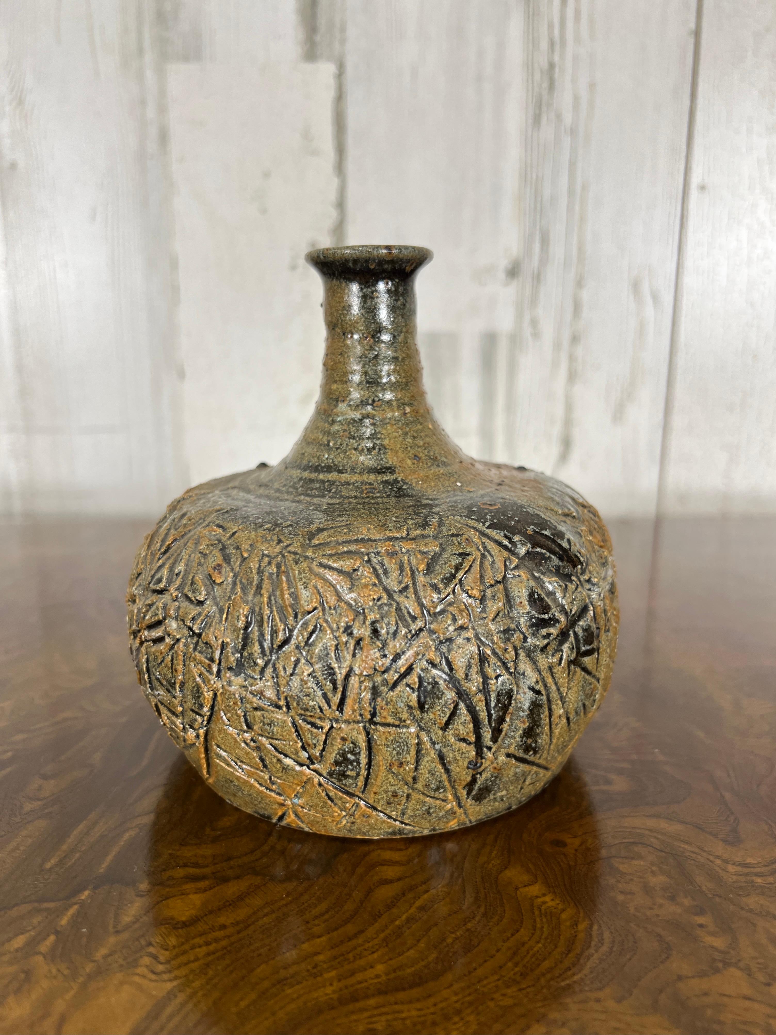 Pot à herbe fabriqué à la main avec un motif de gribouillis et une glaçure verte et orange. Signé J.bock80.