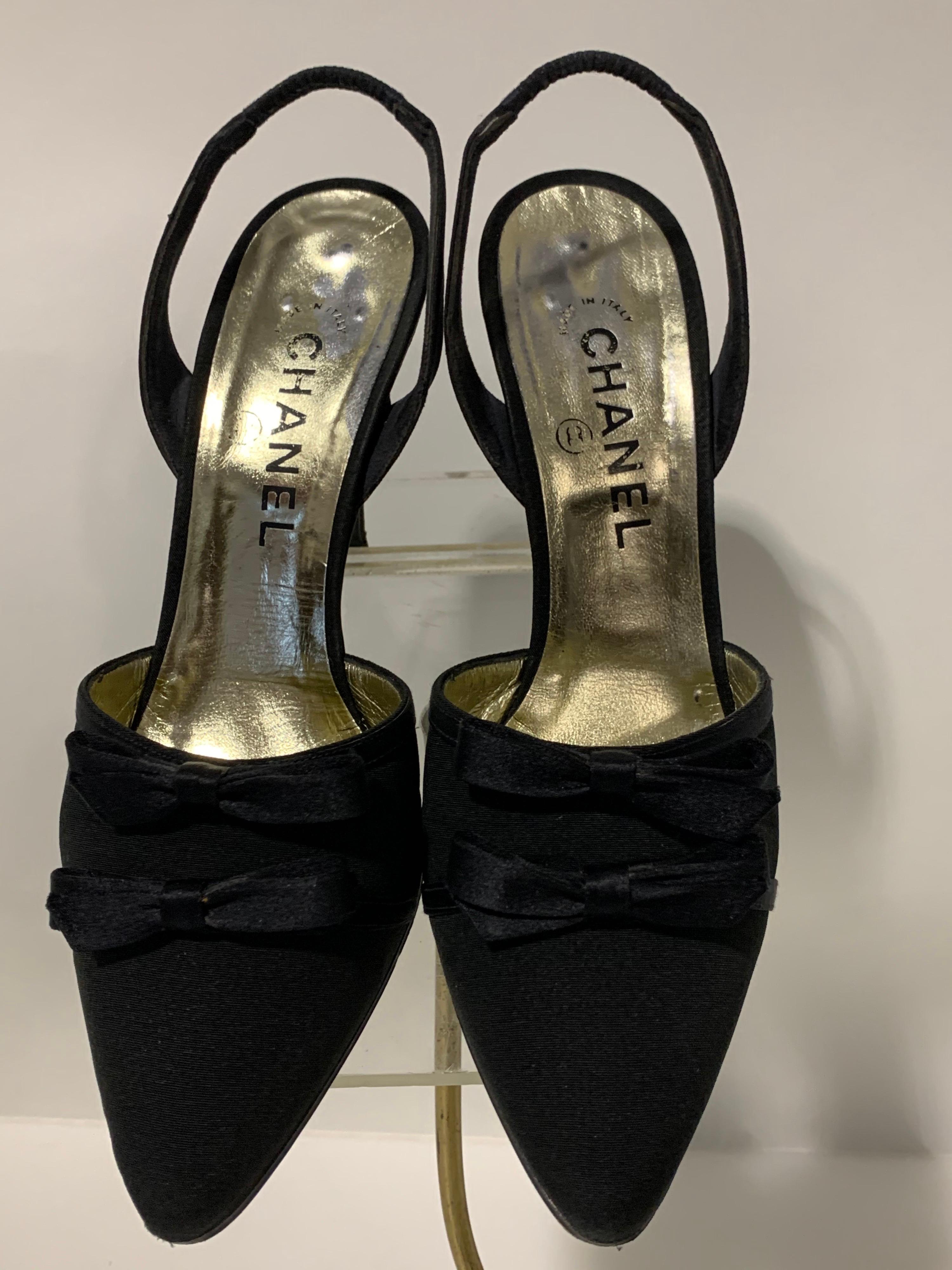 1980 Chanel Schwarz Seide Stoff Slingback Schuh mit Satin Schleifen Größe 7M im Zustand „Gut“ im Angebot in Gresham, OR