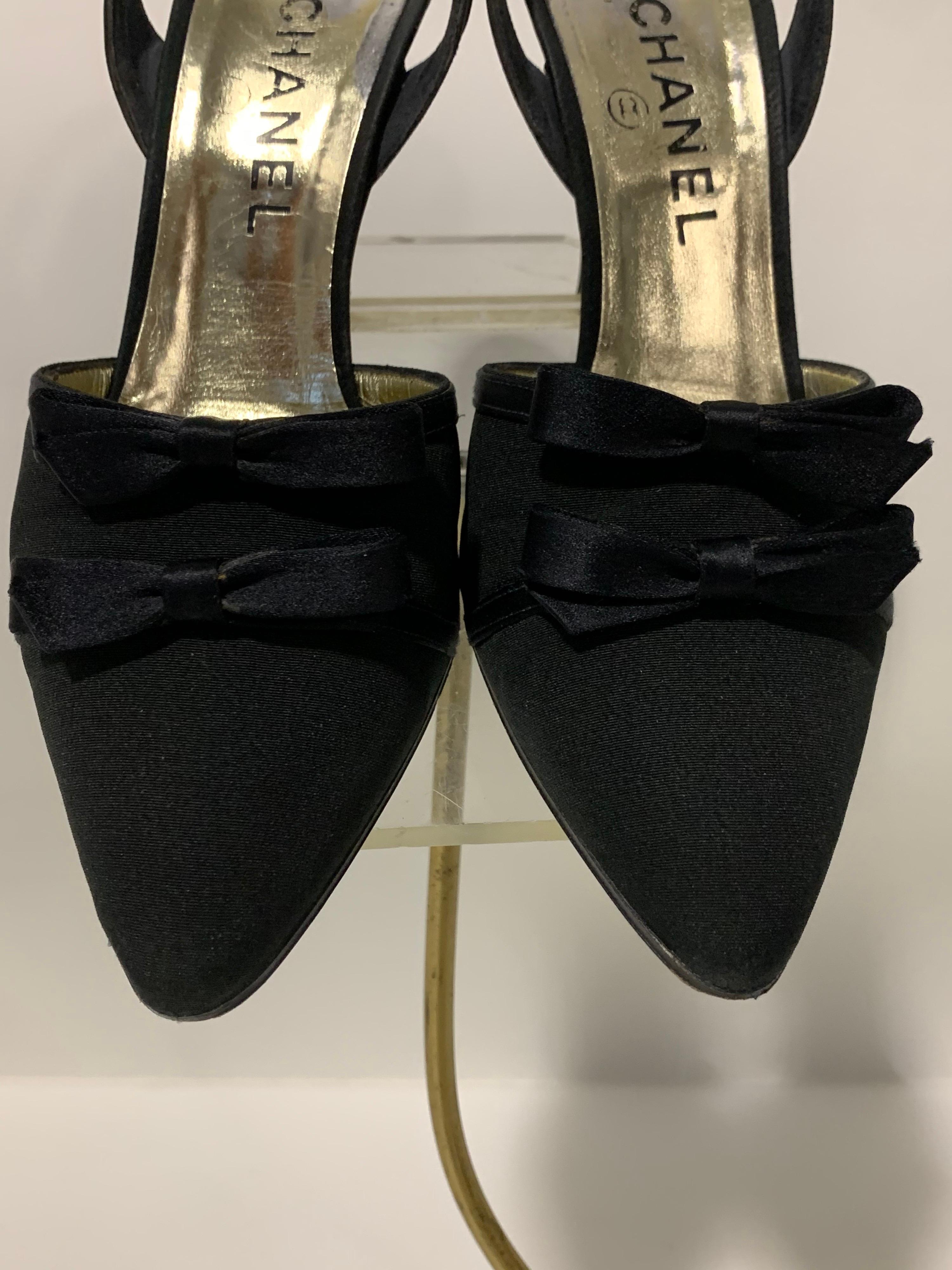 1980 Chanel Schwarz Seide Stoff Slingback Schuh mit Satin Schleifen Größe 7M Damen im Angebot