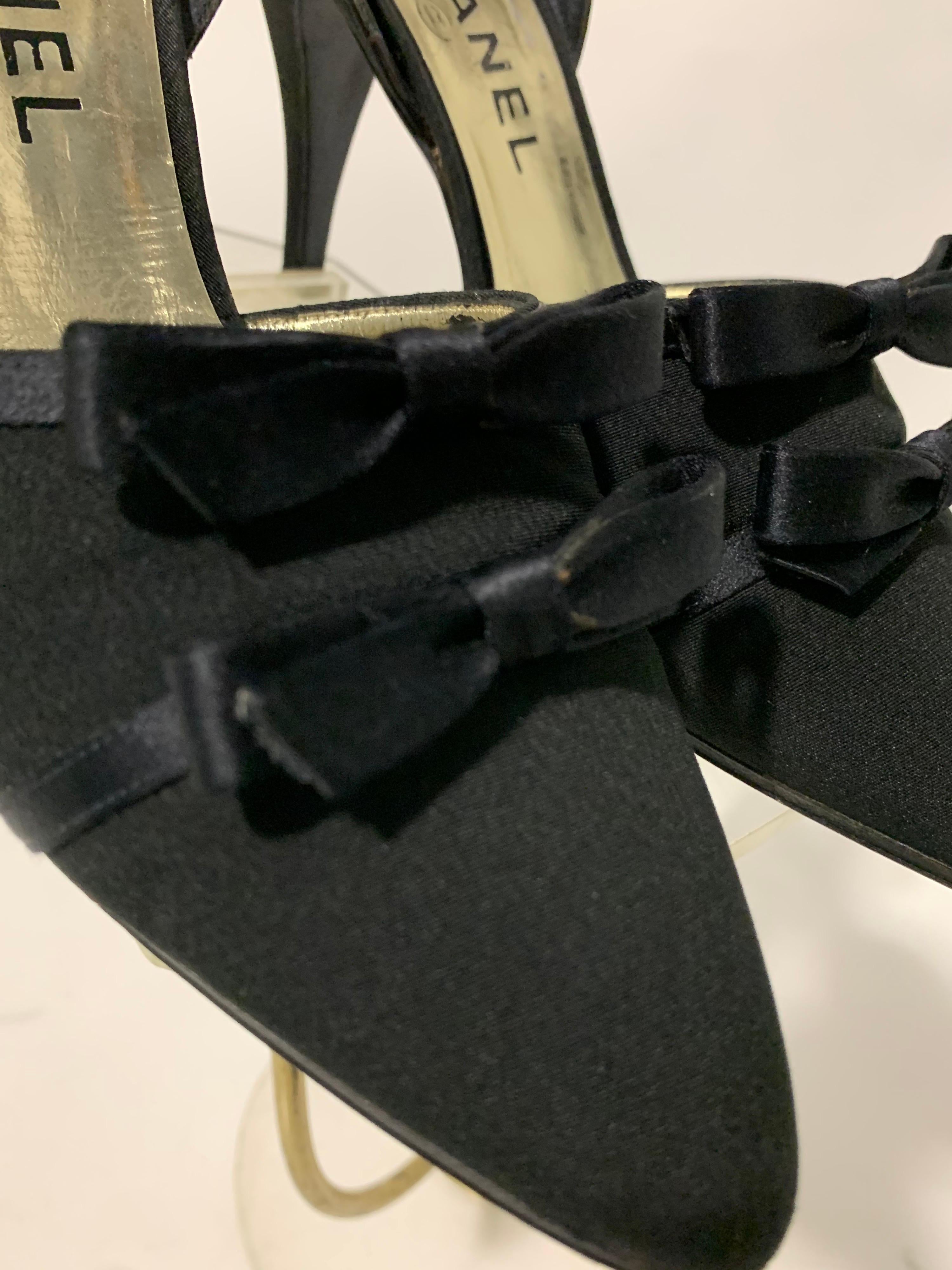 1980 Chanel Schwarz Seide Stoff Slingback Schuh mit Satin Schleifen Größe 7M im Angebot 4