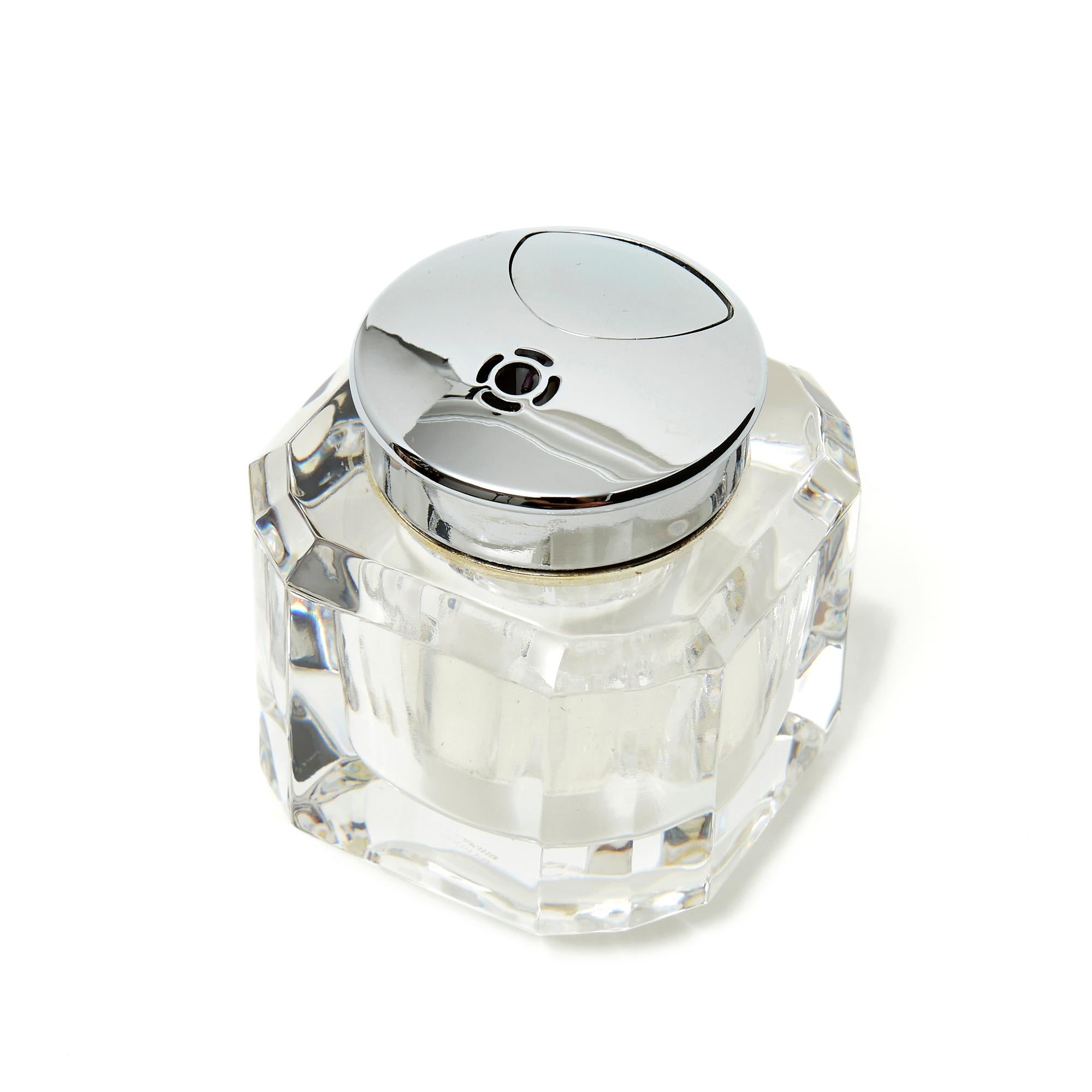 Encendedor de mesa Christian Dior (Maison) de Arnolfo di Cambio en cristal con lados curvados y facetas, encendedor de metal plateado. Anchura 7 cm x altura 7,8 cm x profundidad 7 cm. El encendedor funciona perfectamente y es una pieza bonita y