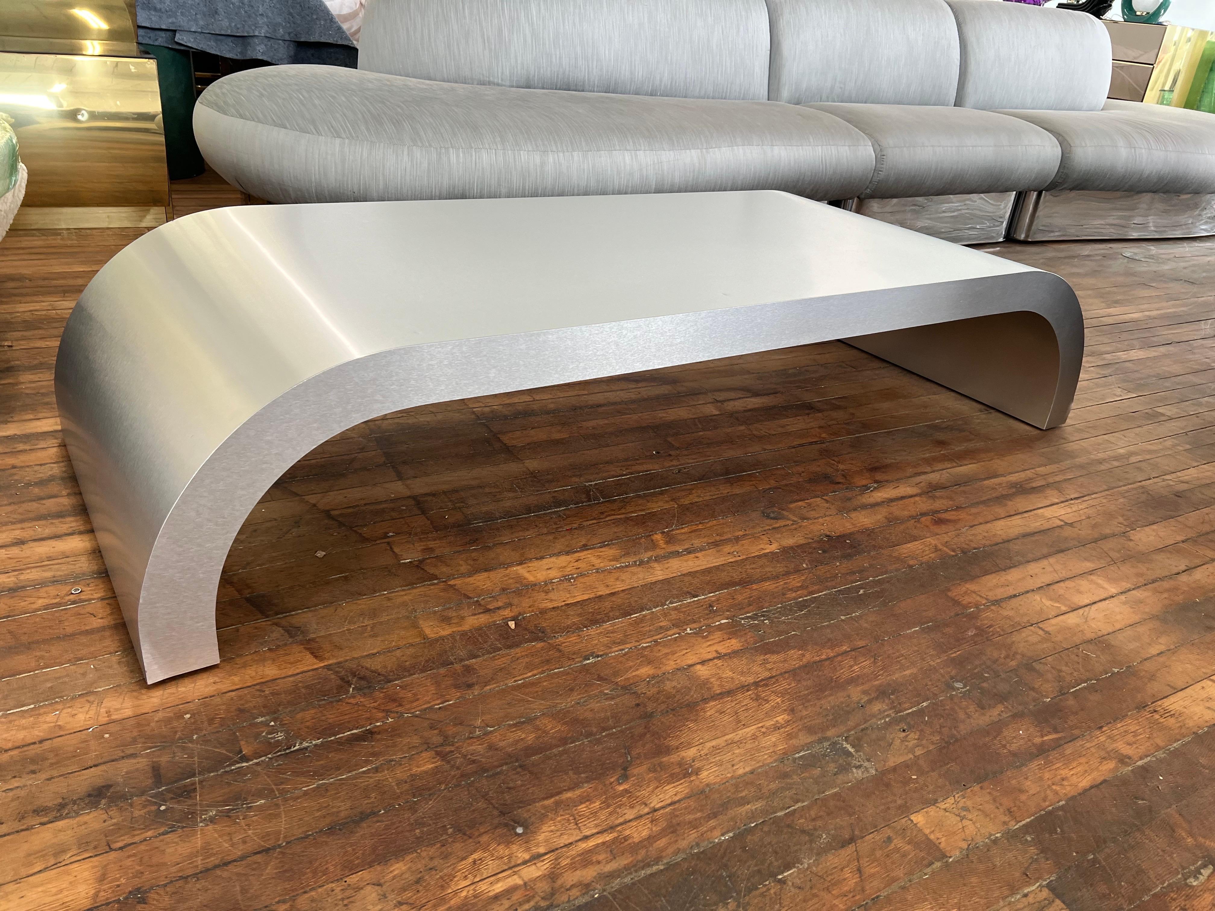 1980 Table basse en forme de cascade, finition chromée, d'après Karl Springer.

Cette table basse unique en son genre sera du plus bel effet dans toute maison contemporaine.