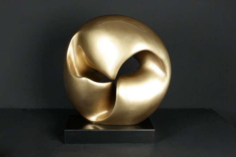 1980 Contemporary Golden Sculpture Maison Roche-Bobois 

Composed of a sculpture in resin with a golden patina, in the molecular spirit, set on a rectangular base in black marble.
