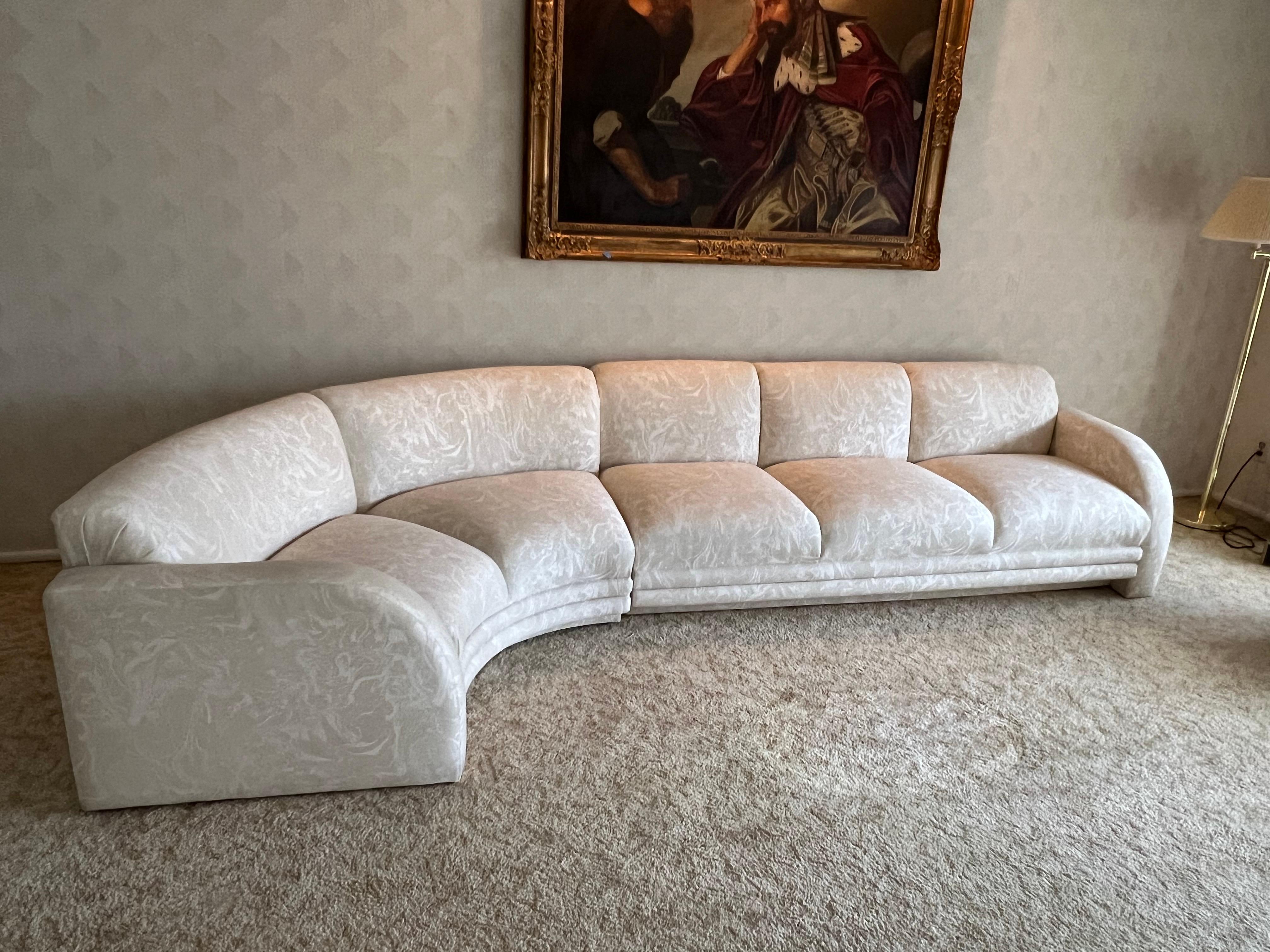 Magnifique sectionnel blanc tout en courbes, fabriqué sur mesure en 1980. Il est composé de 2 pièces et fabriqué dans un tissu à motifs ondulés.
