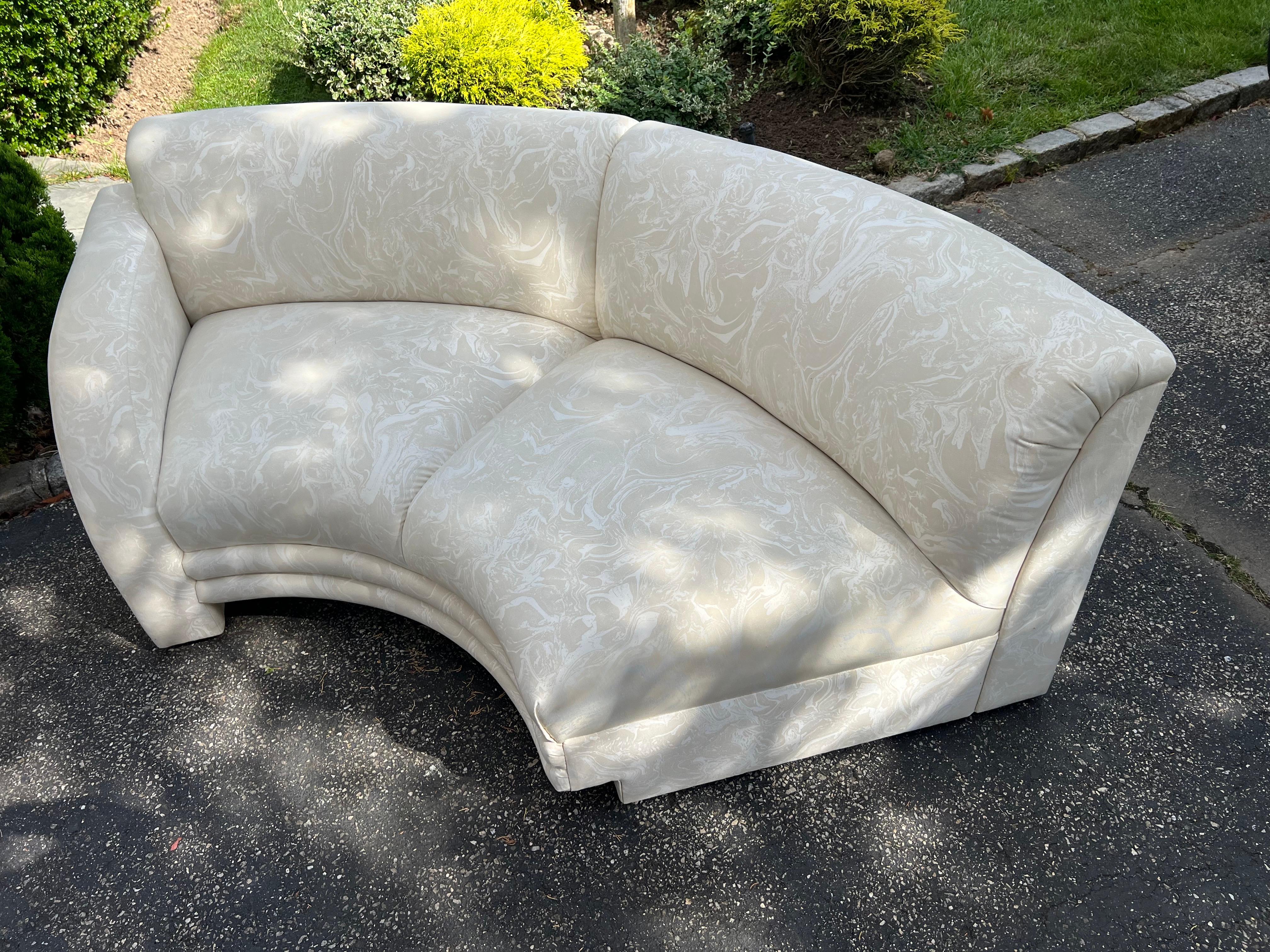 Fin du 20e siècle Sectionnel blanc de 1980 avec tissu à motifs ondulés en vente