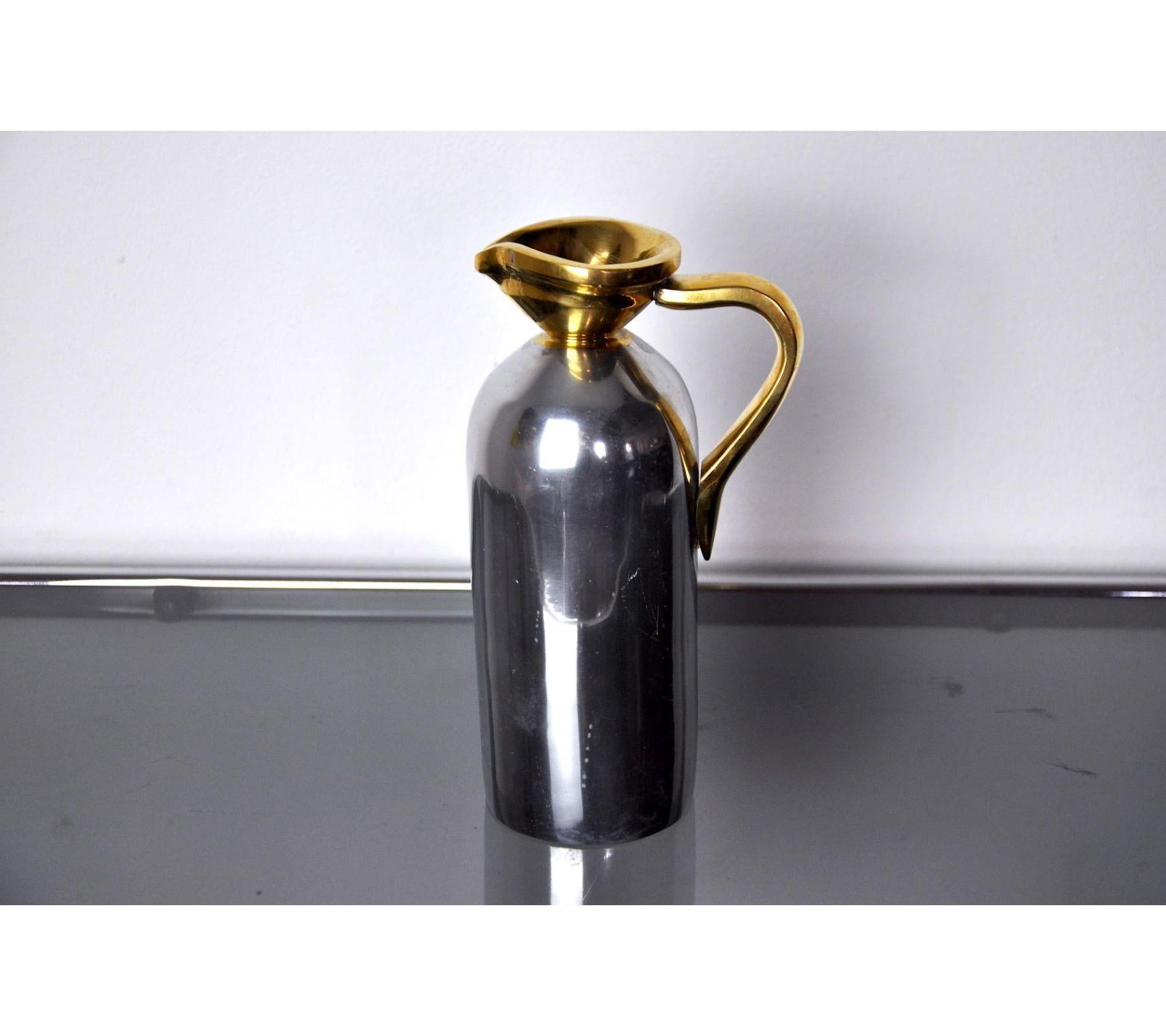 Superb jar or carafe brutalise designated and made by the artist David Marshall around the 80s, Spain. Rare works of the artist in brass and silver metal.
