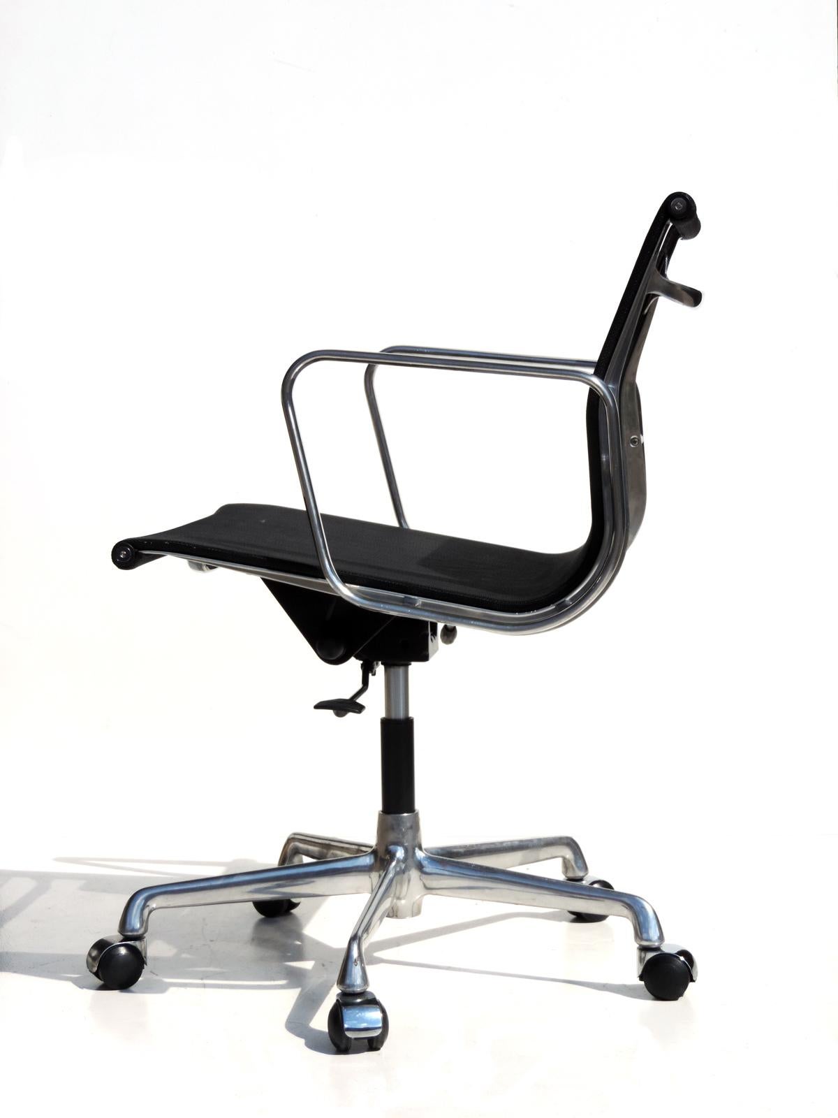 Chrome aluminum frame
Black netweave seat
Adjustable and reclining seat
Excellent condition.