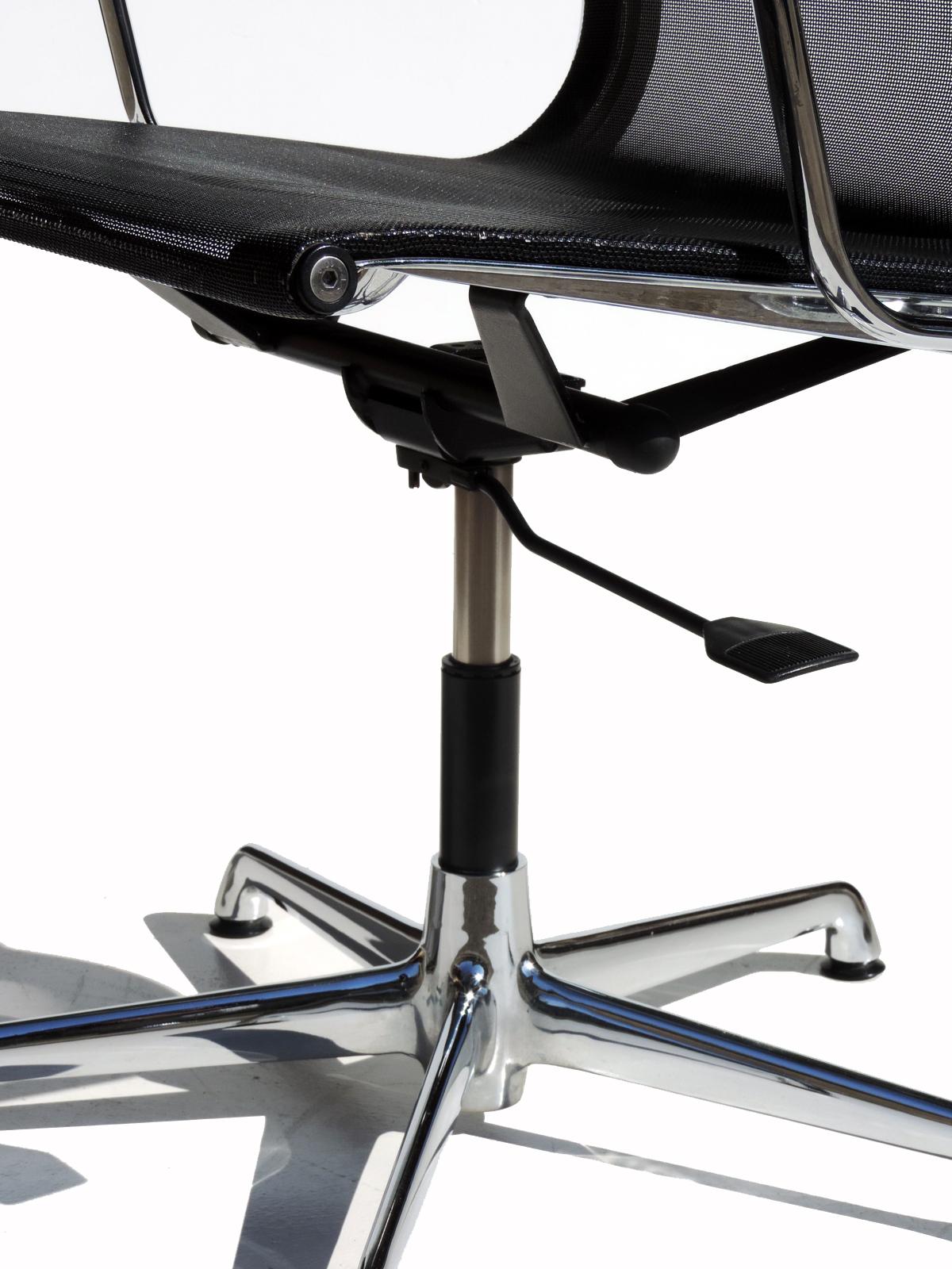 Mid-Century Modern 1980 EA 108 Charles Ray Eames Herman Miller ICF Design Swivel Chair For Sale