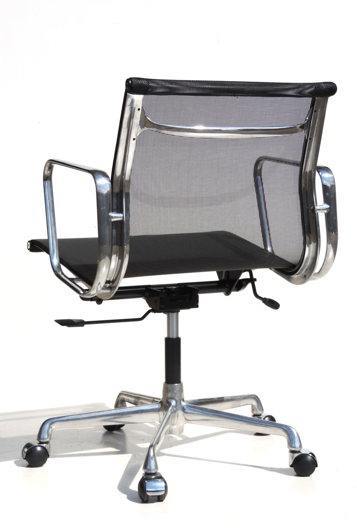 Mid-Century Modern Chaise pivotante Charles Ray Eames Herman Miller ICF Design, 1980 EA 108 en vente