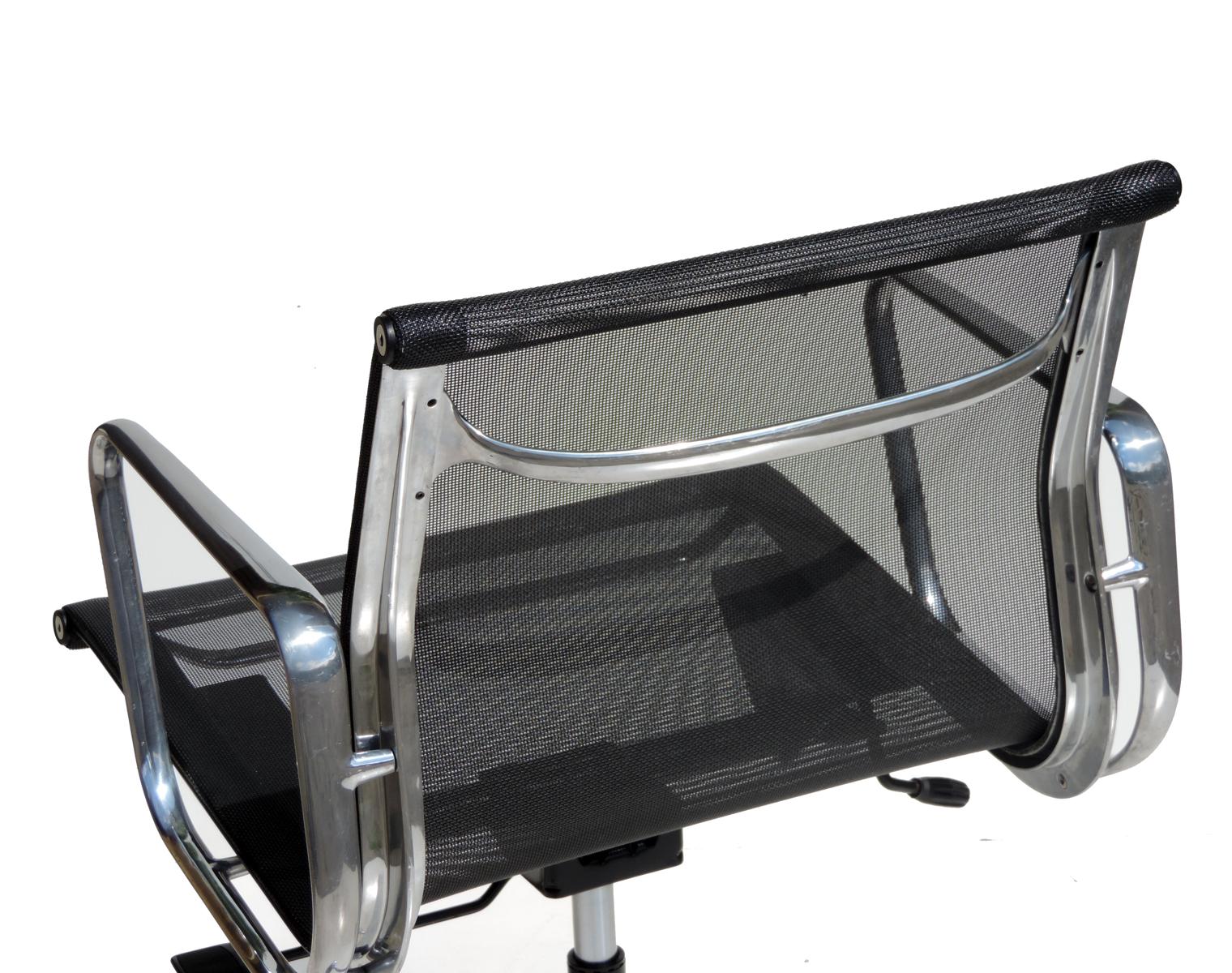 italien Chaise pivotante Charles Ray Eames Herman Miller ICF Design, 1980 EA 108 en vente