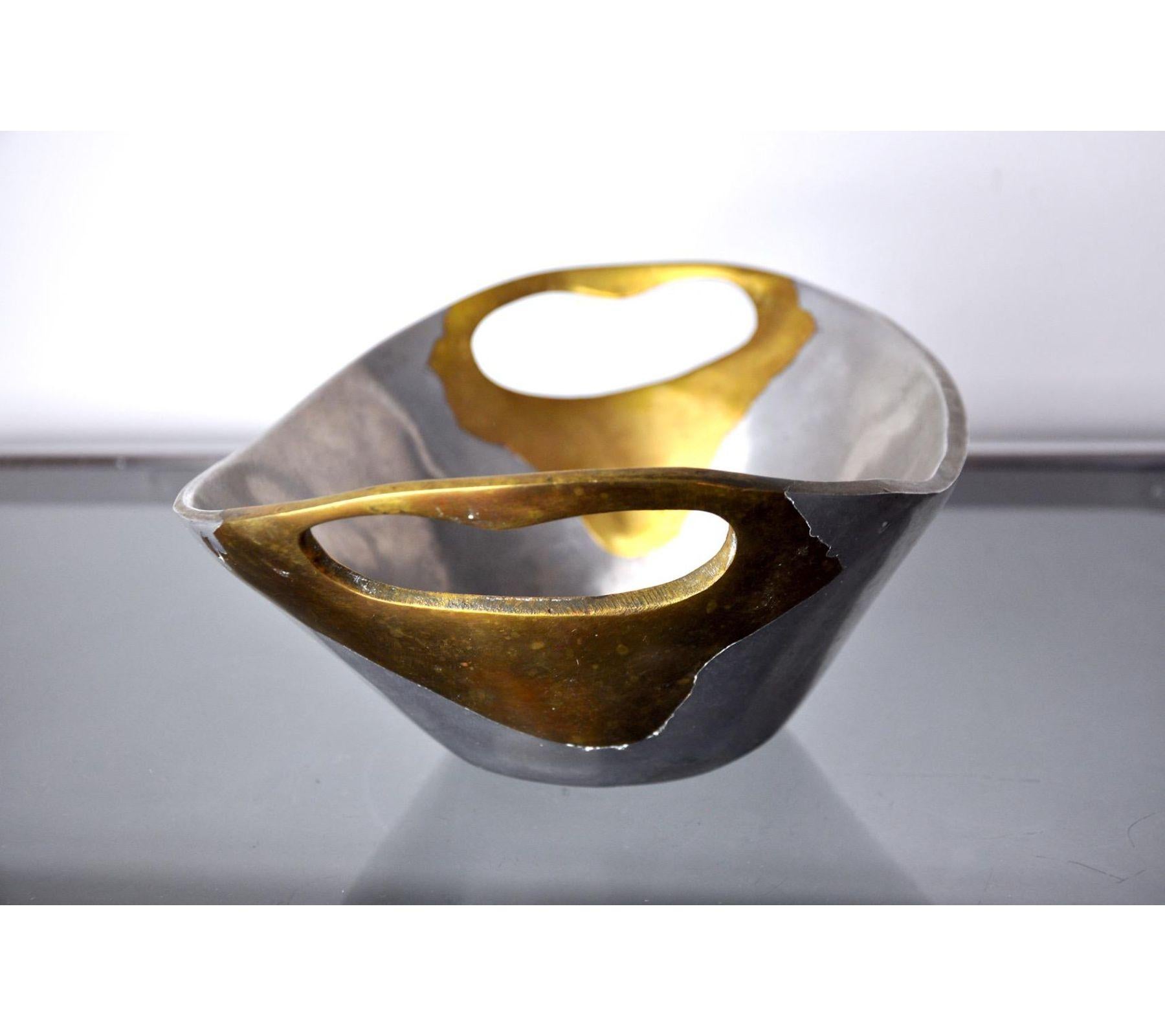 Superb empty Brutalist pocket designated and made by the artist David Marshall around the 80s, spain. Structure in brass and aluminum. Beautiful design object that will decorate your interior wonderfully. Time marks relating to the age of the object.