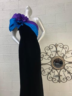 1980 Eugene Alexander Vestido de noche de terciopelo negro con fajín de seda cobalto y morado