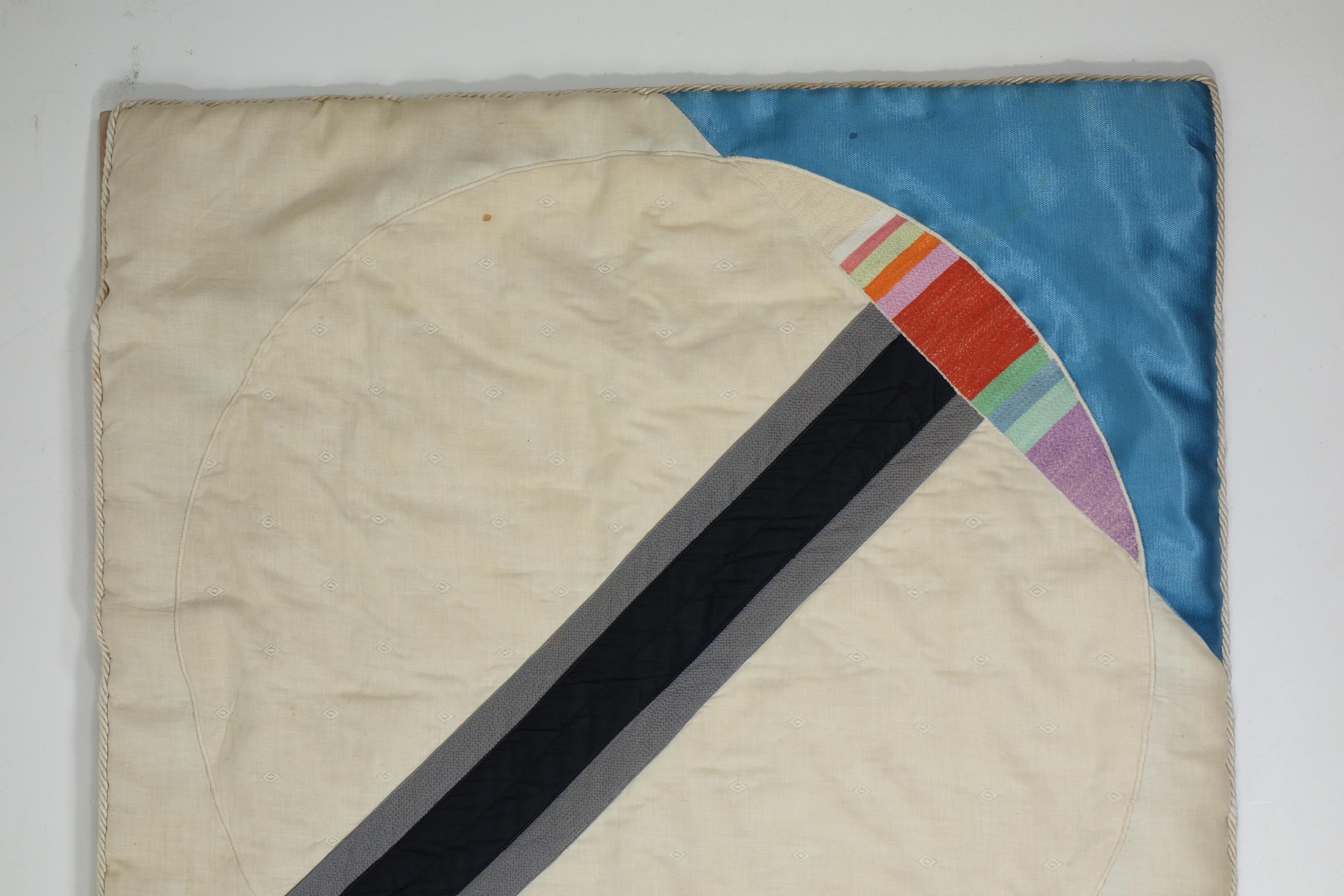 Wandteppich
Eugenio Carmi
Italien, 1980

Stickerei Seide und Stoff
Einige leichte Flecken (wie auf den Bildern zu sehen)

Seltene Ausgabe

Eugenio Carmi (Genua 1920- Lugano 2016). Er studierte in Turin nach den Lehren von Felice Casorati und widmete