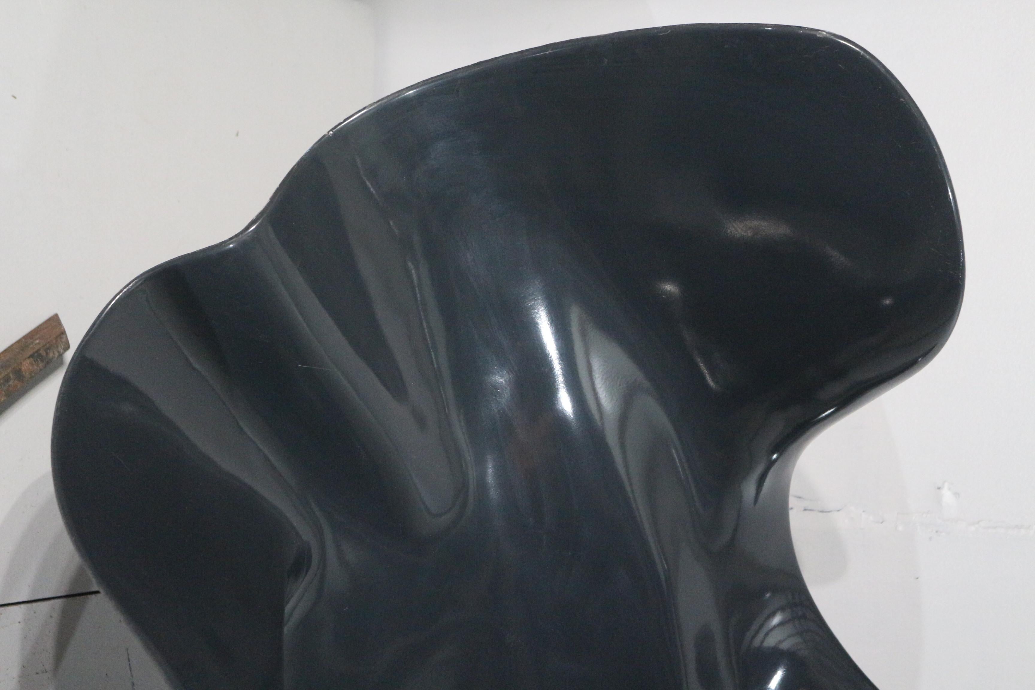 Bernard Rancillac Design 1966 Fauteuil en plastic moulé renforcé de fibre de verre de couleur gris foncé monté sur un piétement en métal laqué noir 
Non signé ni numérotée car première édition. Achetée par un collectionneur en salle des ventes .