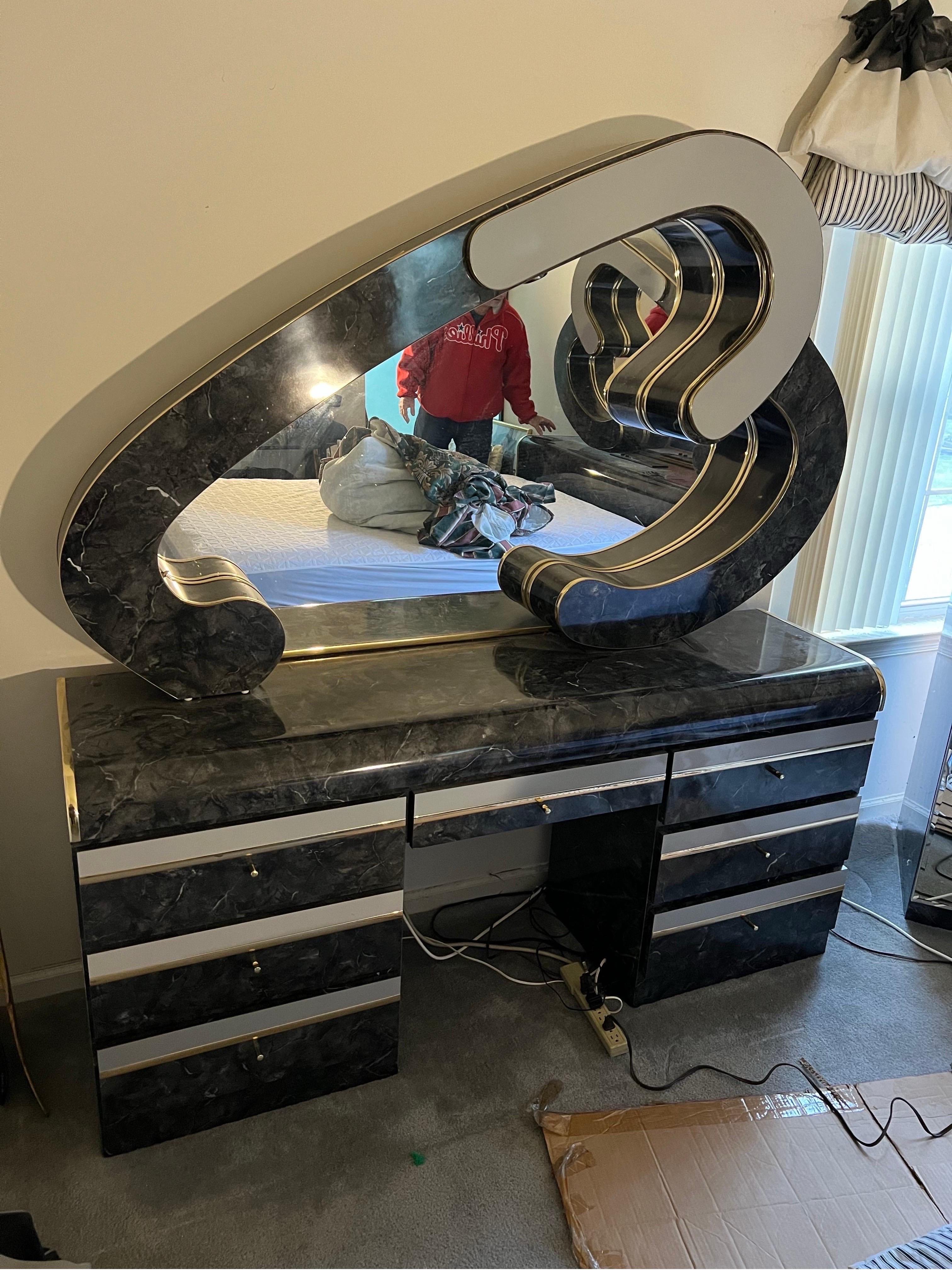 1980 Faux Marble Heart Black Laminate Mirror Vanity Dresser Desk.

Light in the Mirror funktioniert perfekt

Abmessungen des Waschtischs
Breite: 67,5
Höhe: 31
Tiefe: 18,5

Spiegel in Herzform
Breite: 67
Tiefe: 8
Höhe: 41,5