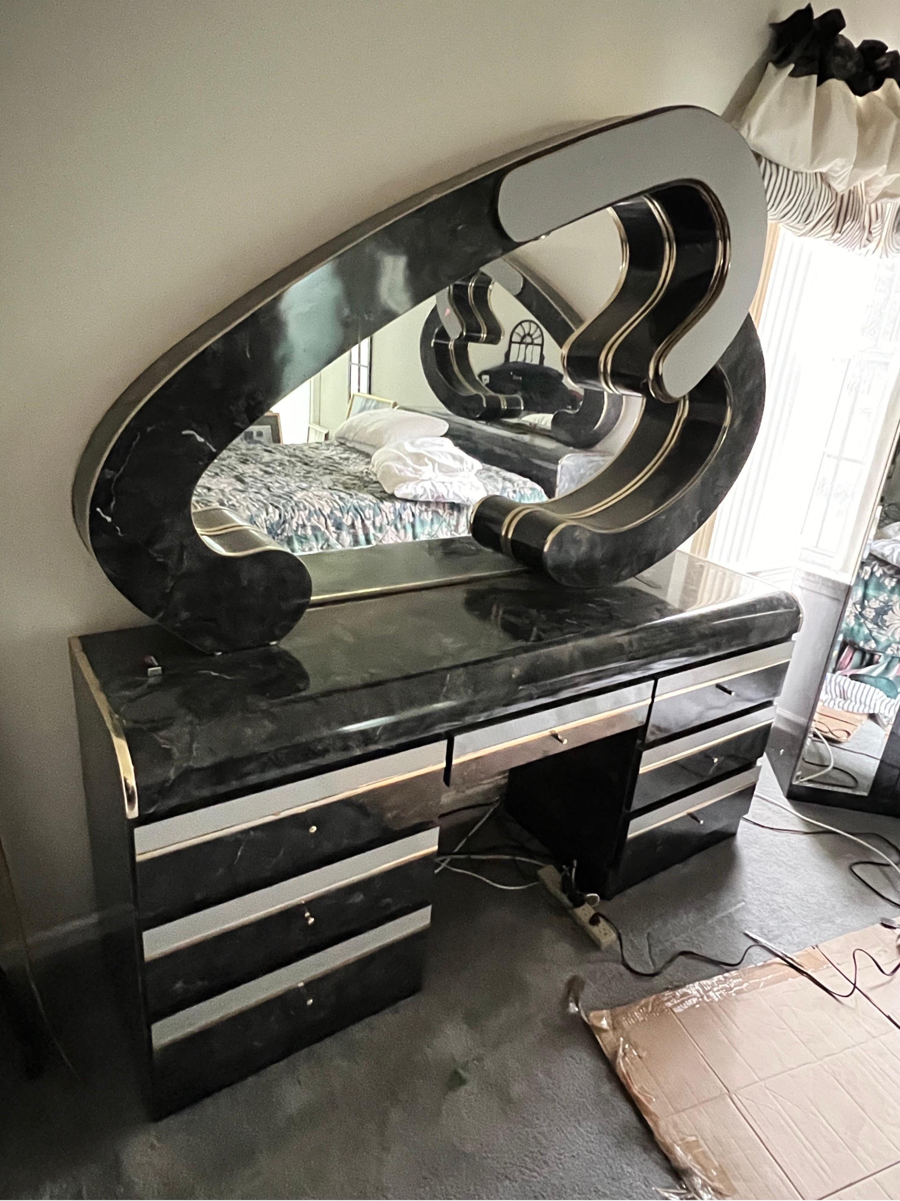 Nord-américain 1980 Faux Marbre Coeur Stratifié Noir Miroir Vanity Dresser en vente