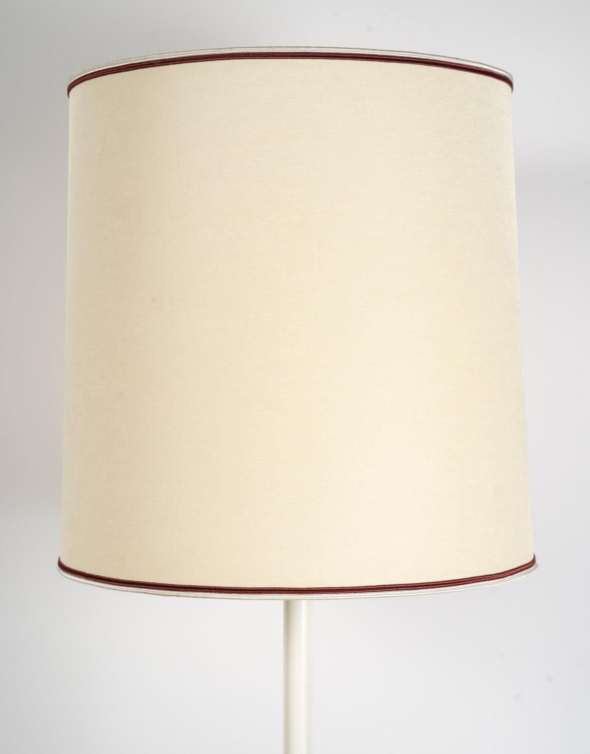 Lampadaire de Pascal Mourgue pour Ligne Roset, 1980. Authentique, produite par Ligne Roset dans les années 1980, cette lampe allie élégance et minimalisme avec son socle en aluminium. Il est en superbe état pour son âge.
Abat-jour d'origine de