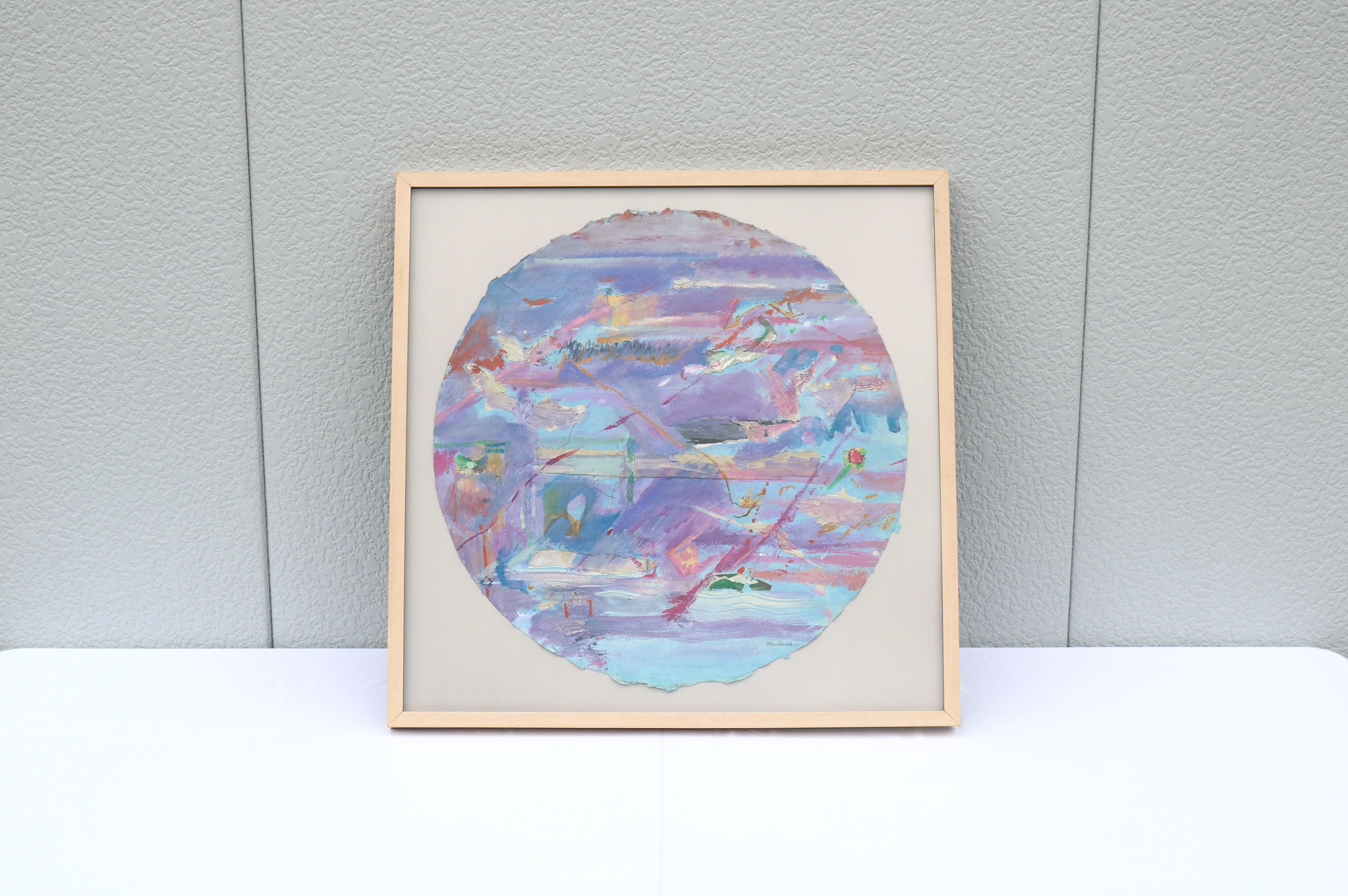 Fabuloso cuadro original de 1980 de Frances Kornbluth, collage circular abstracto en técnica mixta sobre papel. Firmado a mano por el artista en la parte inferior derecha.
Esta obra de arte expresionista abstracto está sutilmente inspirada en el