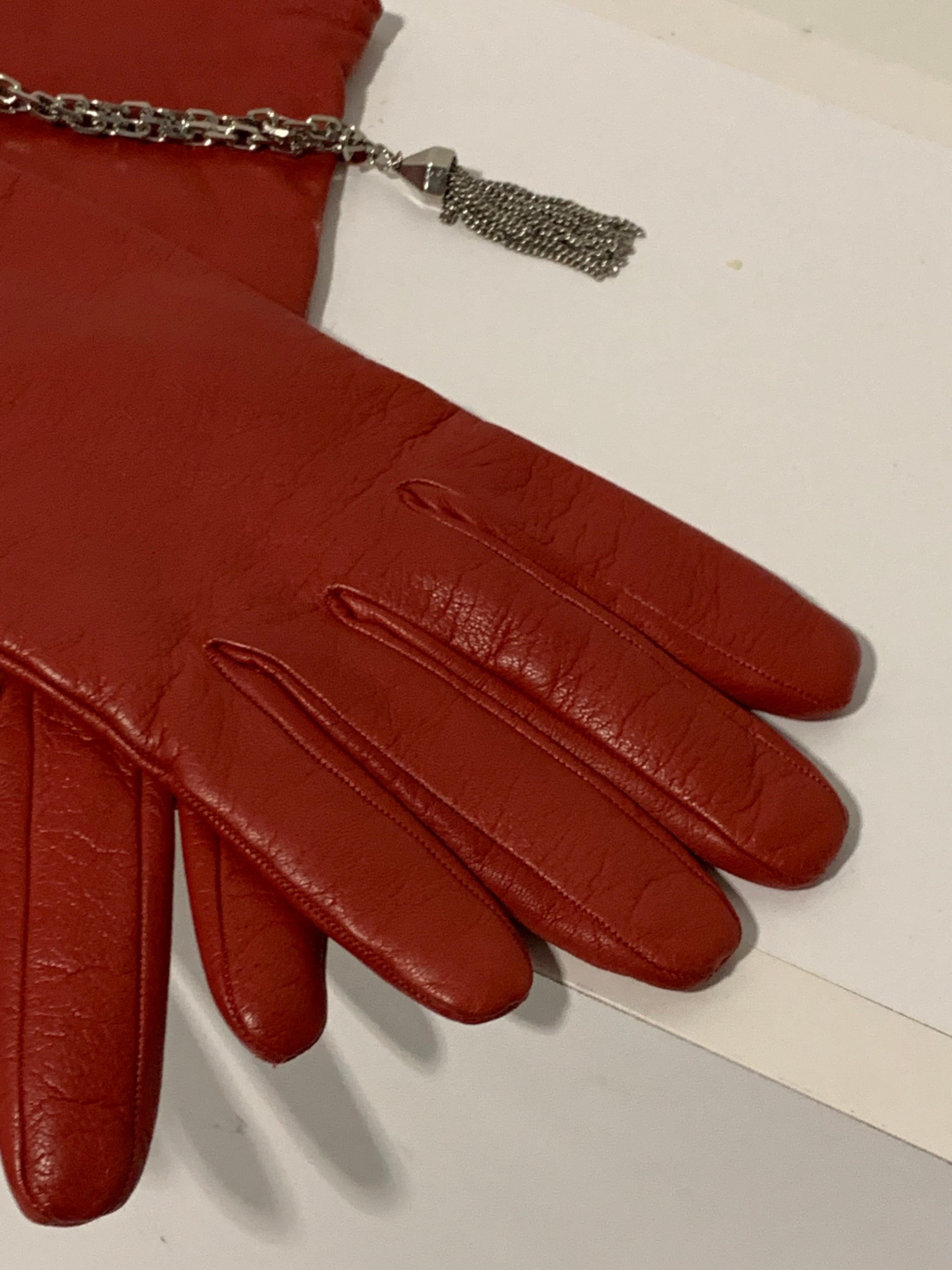 1980 Gianni Versace Red Lambskin Leather Gloves W/ Chrome Chain & Tassel Size 8 In Excellent Condition In Gresham, OR