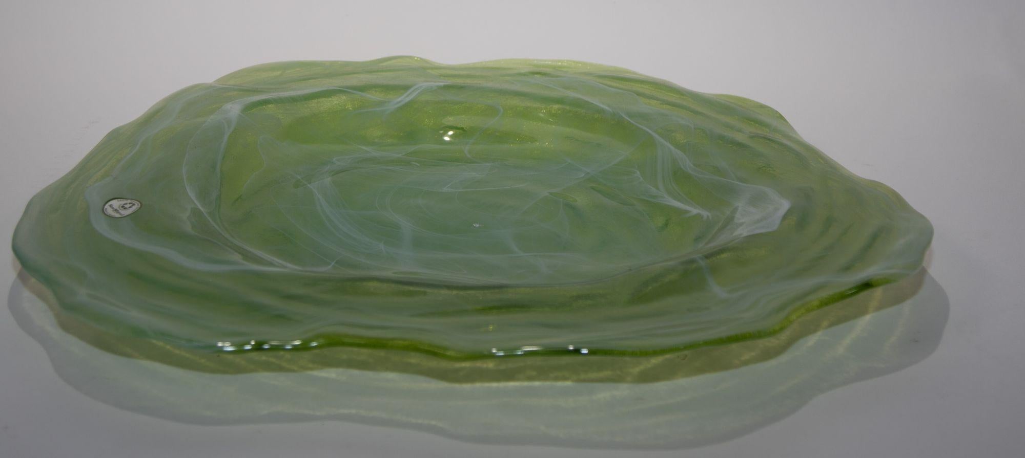 Verre d'art Assiette en verre d'art vert fabriquée en Espagne, 1980 en vente