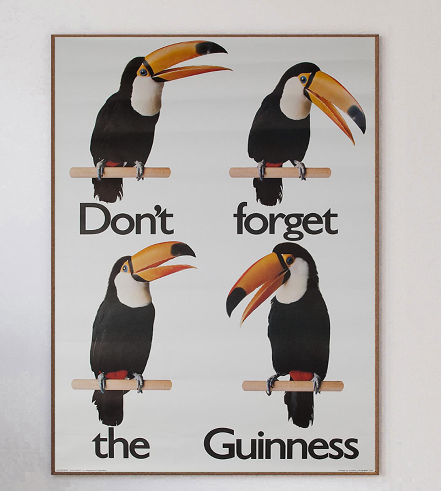 Wunderschönes und seltenes Plakat für Guinness, die irische Stout-Bierbrauerei, die 1759 von Jack Guinness in Dublin gegründet wurde. Guinness, eine der größten und erfolgreichsten Alkoholmarken der Welt, kann auf eine lange Geschichte ikonischer