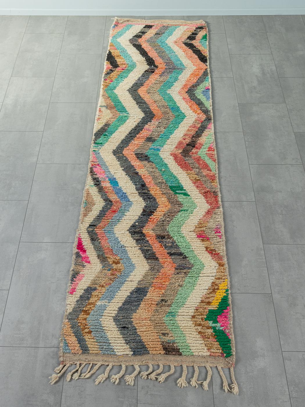 Ce coureur Vintage est un tapis 100% laine - doux et confortable sous le pied. Nos tapis berbères sont fabriqués à la main, un nœud à la fois. Chacun de nos tapis berbères est une pièce unique et durable, créée de manière durable avec de la laine