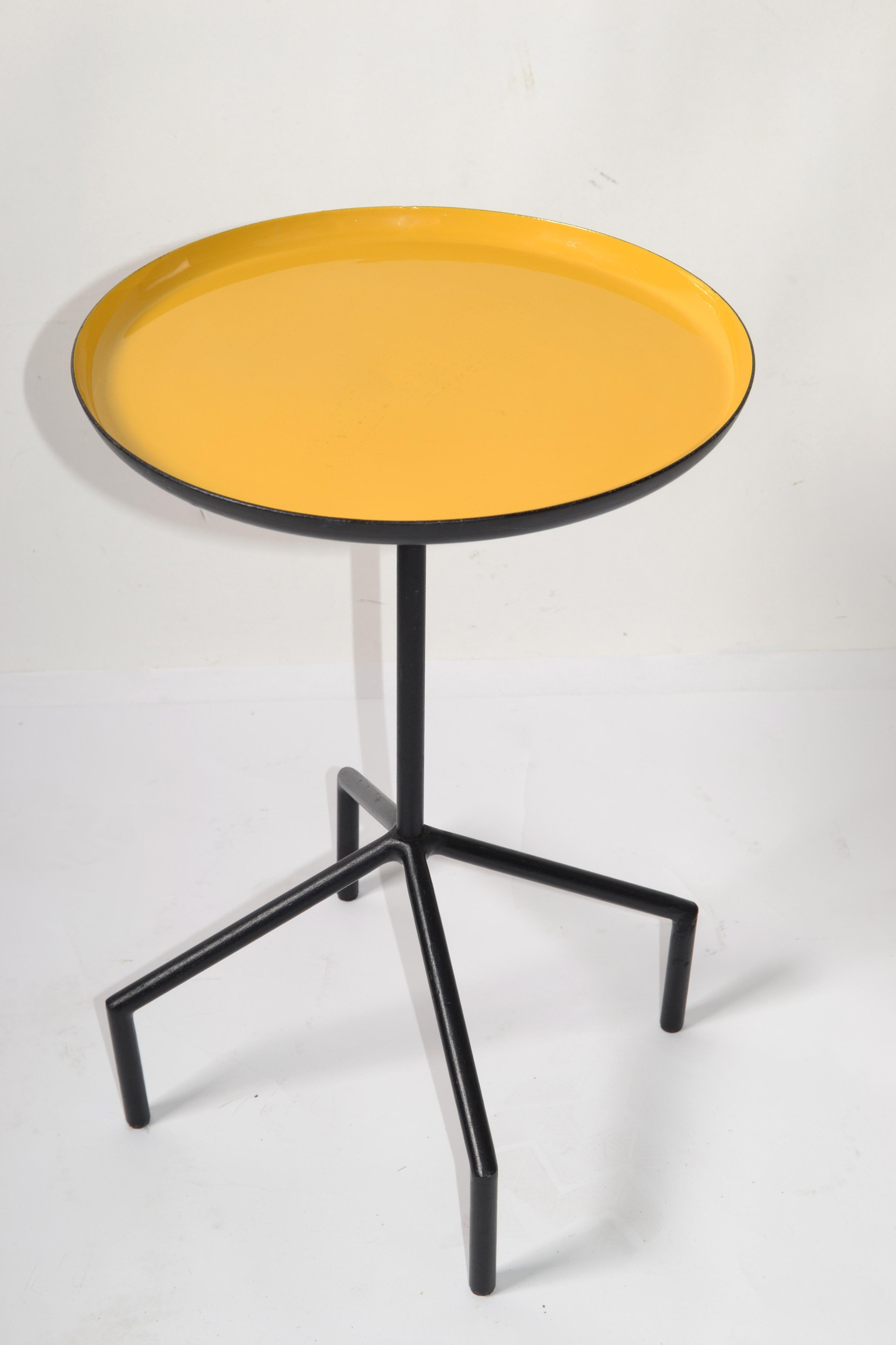 Vintage Mid-Century Modern Round Yellow Side, Tray and Drink Table with Black Iron Gazelle Legs Base in the Style of Herman Miller.
Very Retro Yellow Color Pop Tray Top in Enamel with Black Finish Base.
The Iron Table can be disassembled for