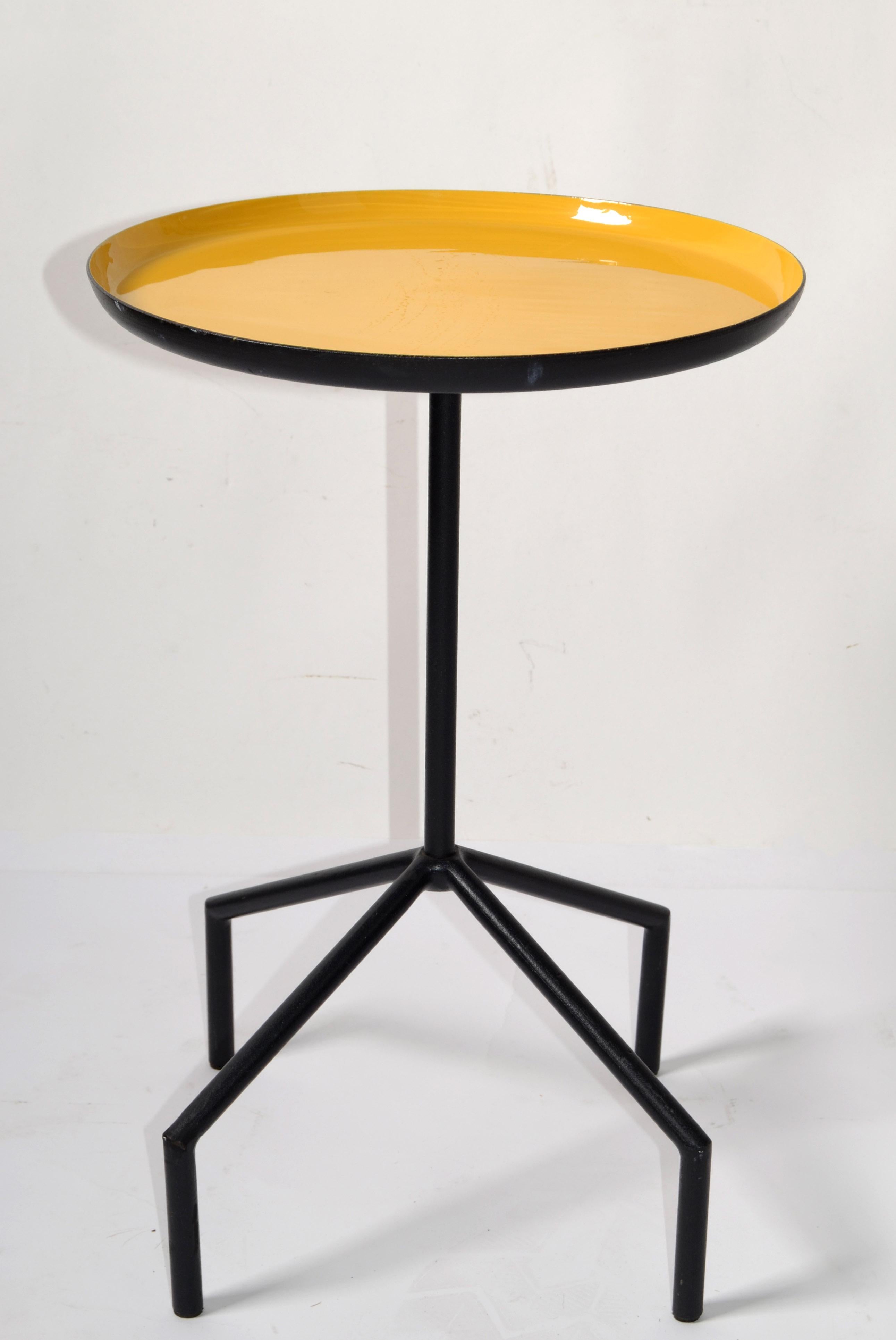 American 1980 Herman Miller Style Yellow Enamel Tray Side Table Black Iron Gazelle Base For Sale
