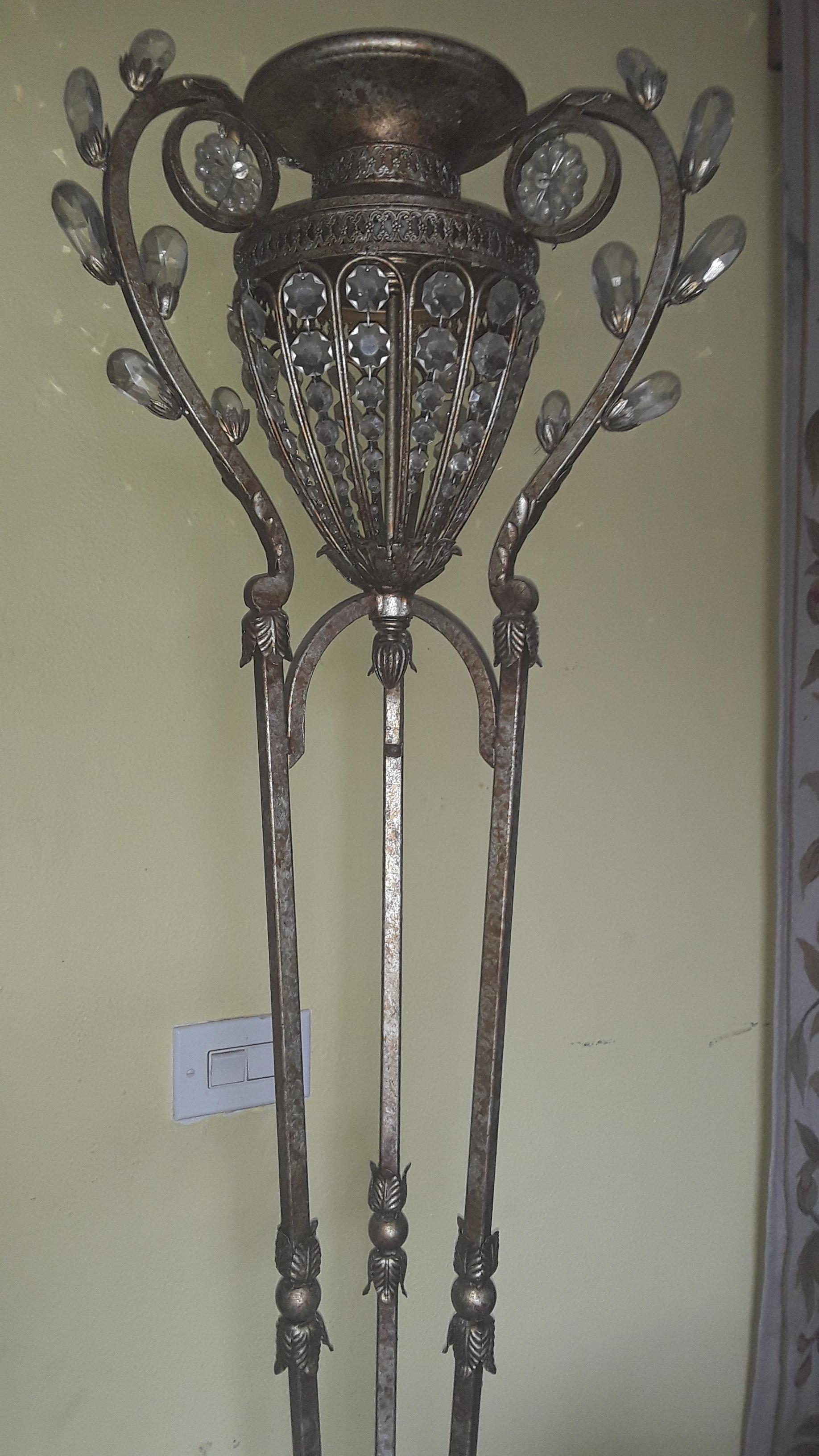 Lampadaire « Urne en cristal sur piédestal » en fer patiné Hollywood Regency de 1980, 74 pouces en vente 12