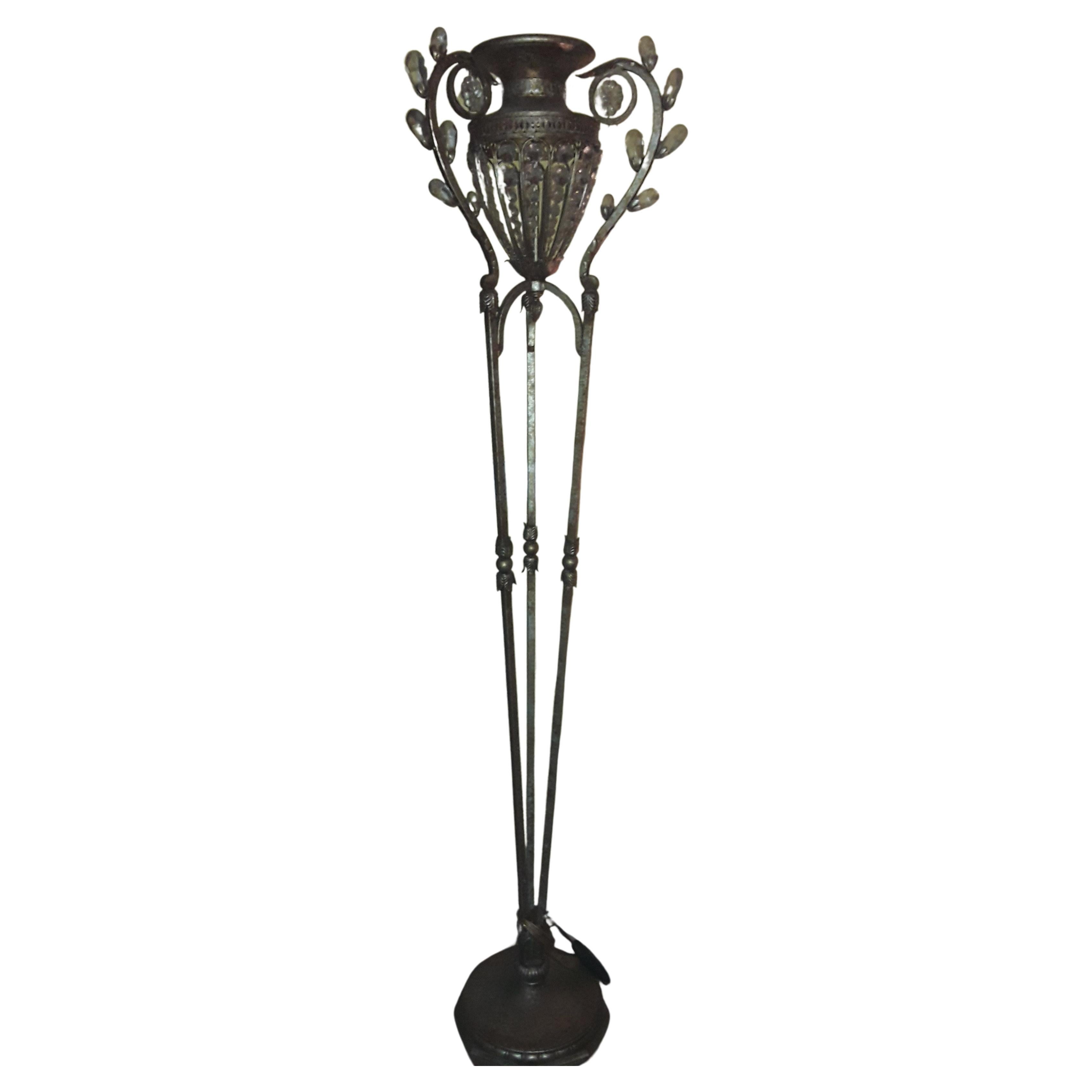 Grand lampadaire/torchère de style Hollywood Regency des années 1980 en fer patiné avec une urne sur piédestal en cristal taillé. Des cristaux taillés ornent l'urne sur trois côtés. L'urne elle-même est ornée de brins de cristal taillé d'origine