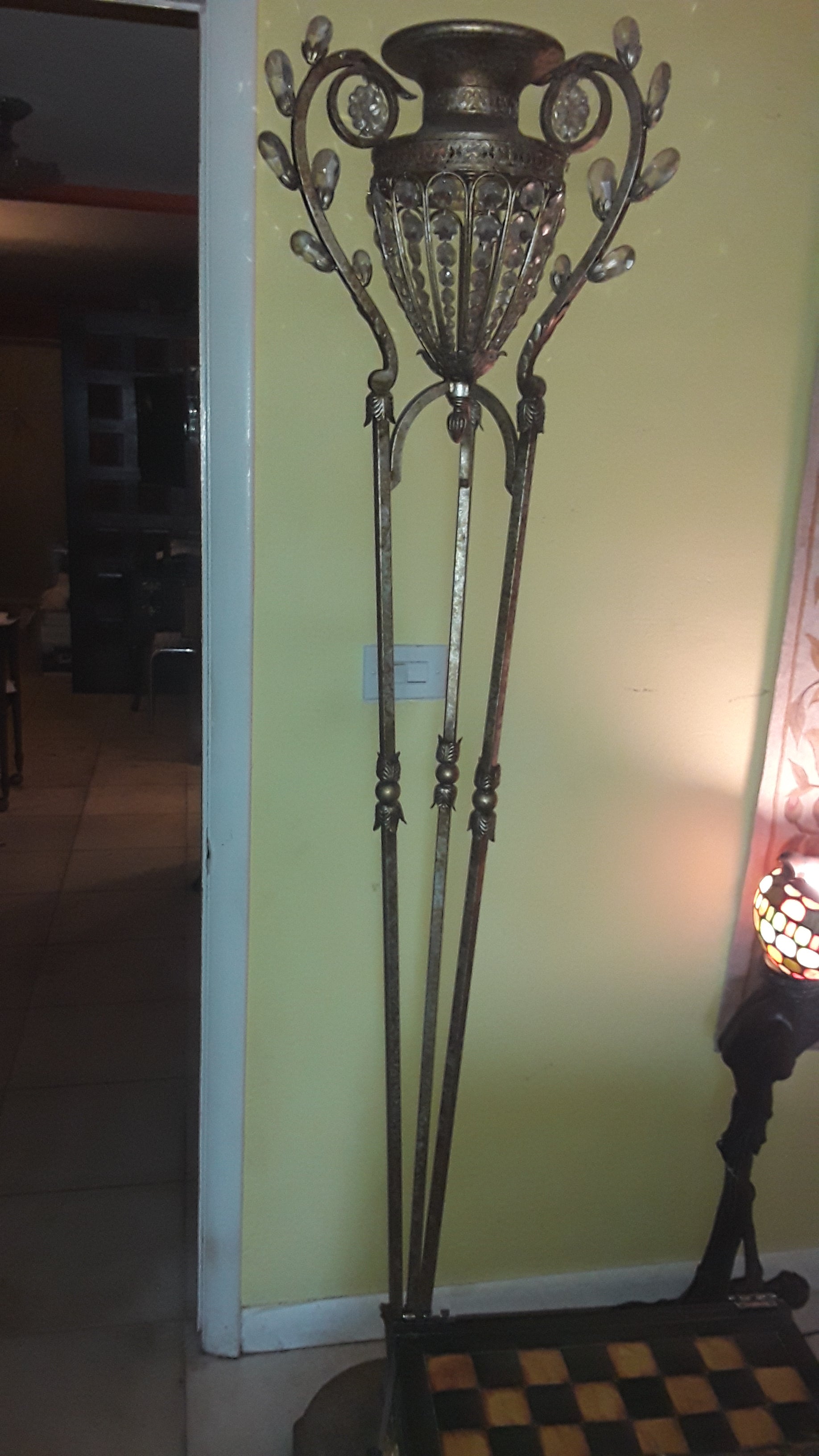 Lampadaire « Urne en cristal sur piédestal » en fer patiné Hollywood Regency de 1980, 74 pouces Bon état - En vente à Opa Locka, FL