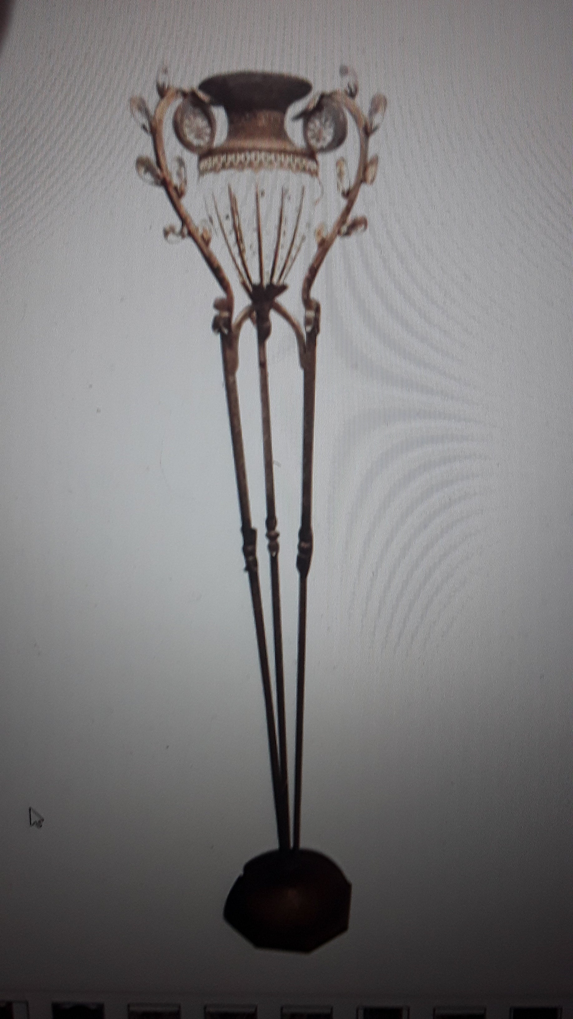 Fin du 20e siècle Lampadaire « Urne en cristal sur piédestal » en fer patiné Hollywood Regency de 1980, 74 pouces en vente