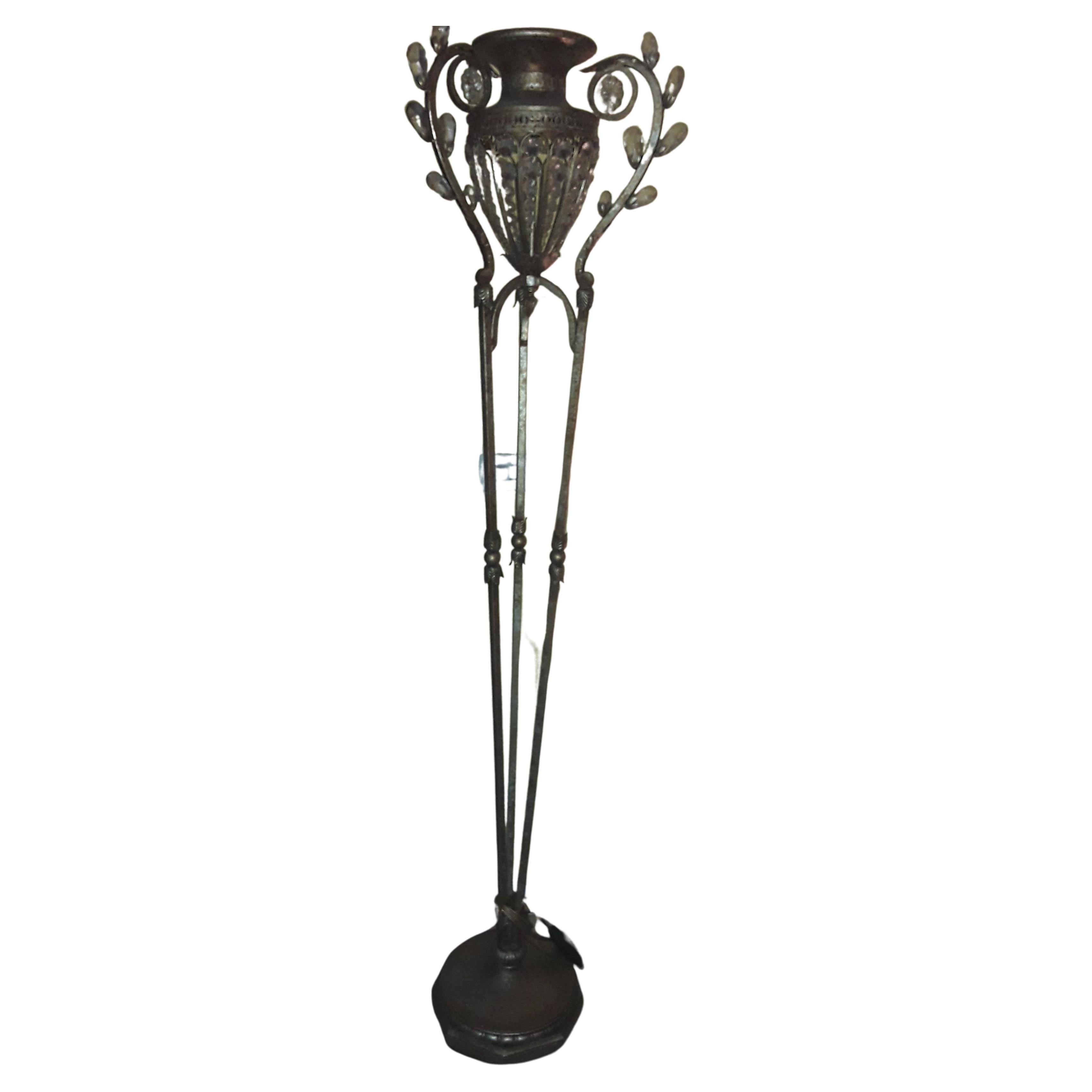 Fer Lampadaire « Urne en cristal sur piédestal » en fer patiné Hollywood Regency de 1980, 74 pouces en vente
