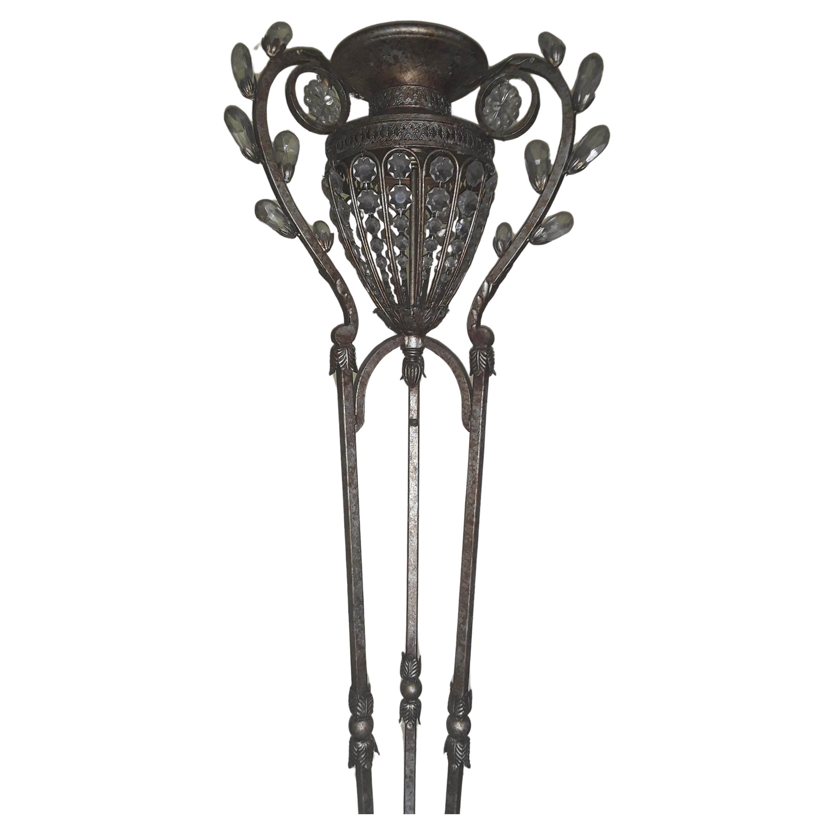 Lampadaire « Urne en cristal sur piédestal » en fer patiné Hollywood Regency de 1980, 74 pouces en vente 1